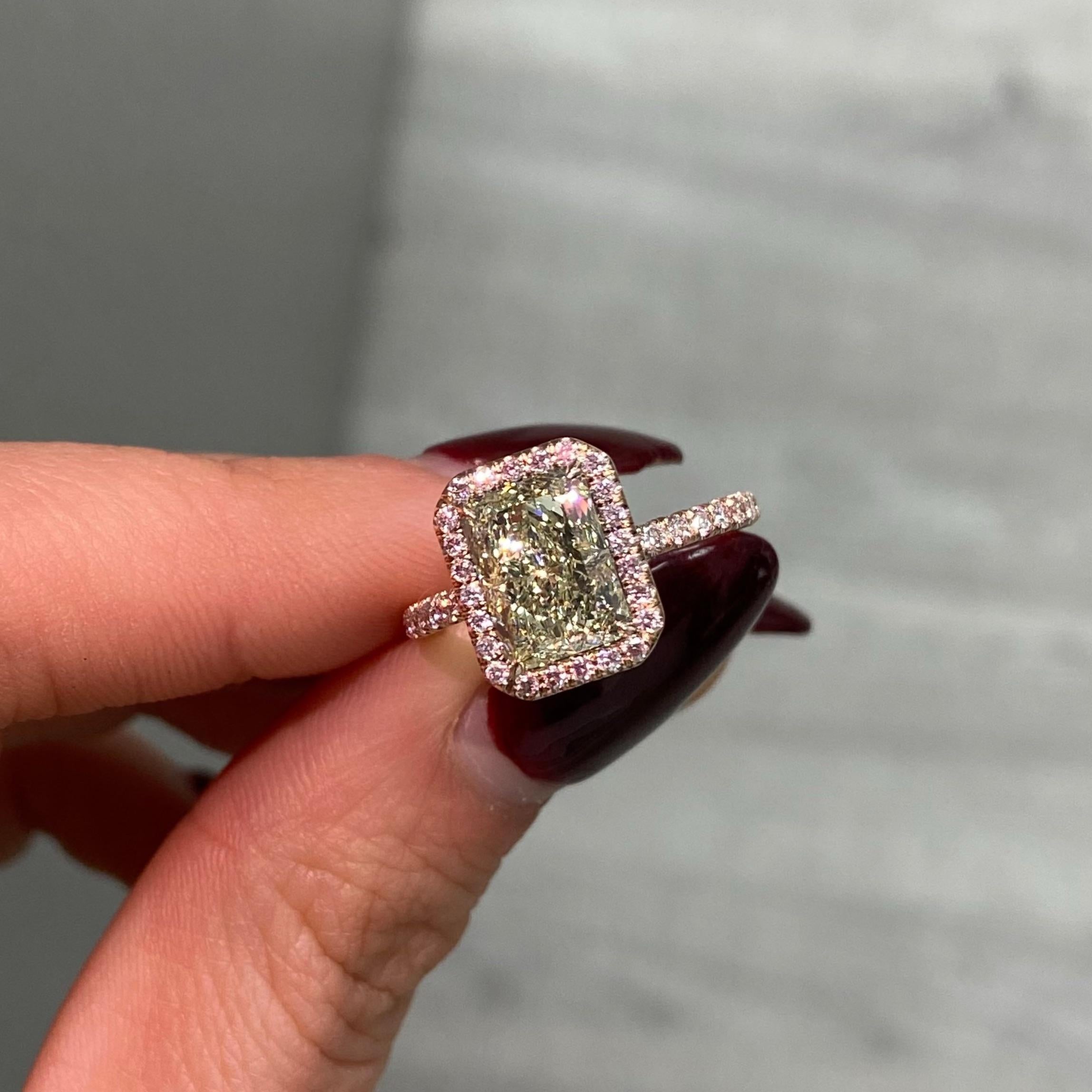Dieser 2,50-Karat-Diamant im Fancy Green Yellow-Schliff, der außergewöhnlich gut geschliffen ist, ist ein faszinierendes Beispiel für die Kunstfertigkeit der Natur. Sein einzigartiger grün-gelber Farbton ist sowohl lebhaft als auch selten und