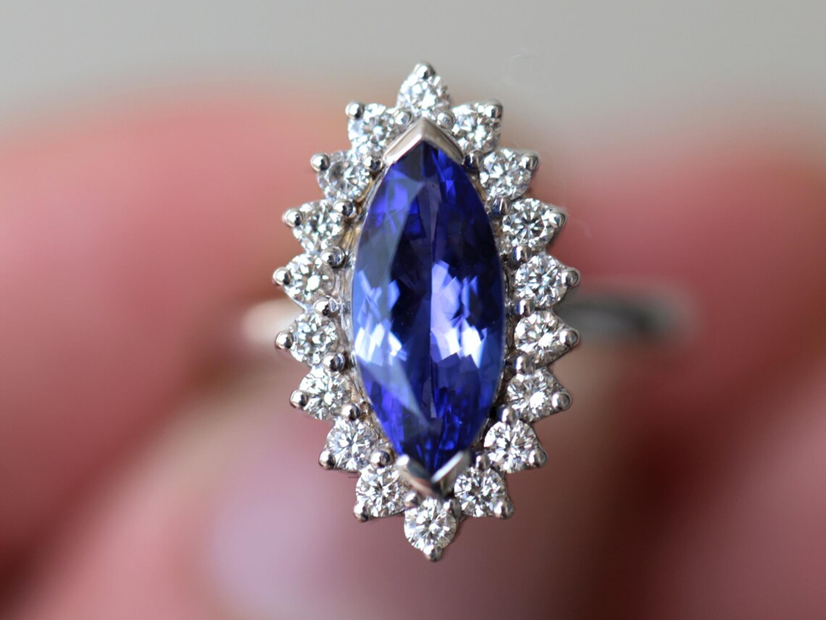 2.5 Carat Natural AAA Tanzanite Diamond Halo Cocktail Engagement Ring 18k Gold en vente 2