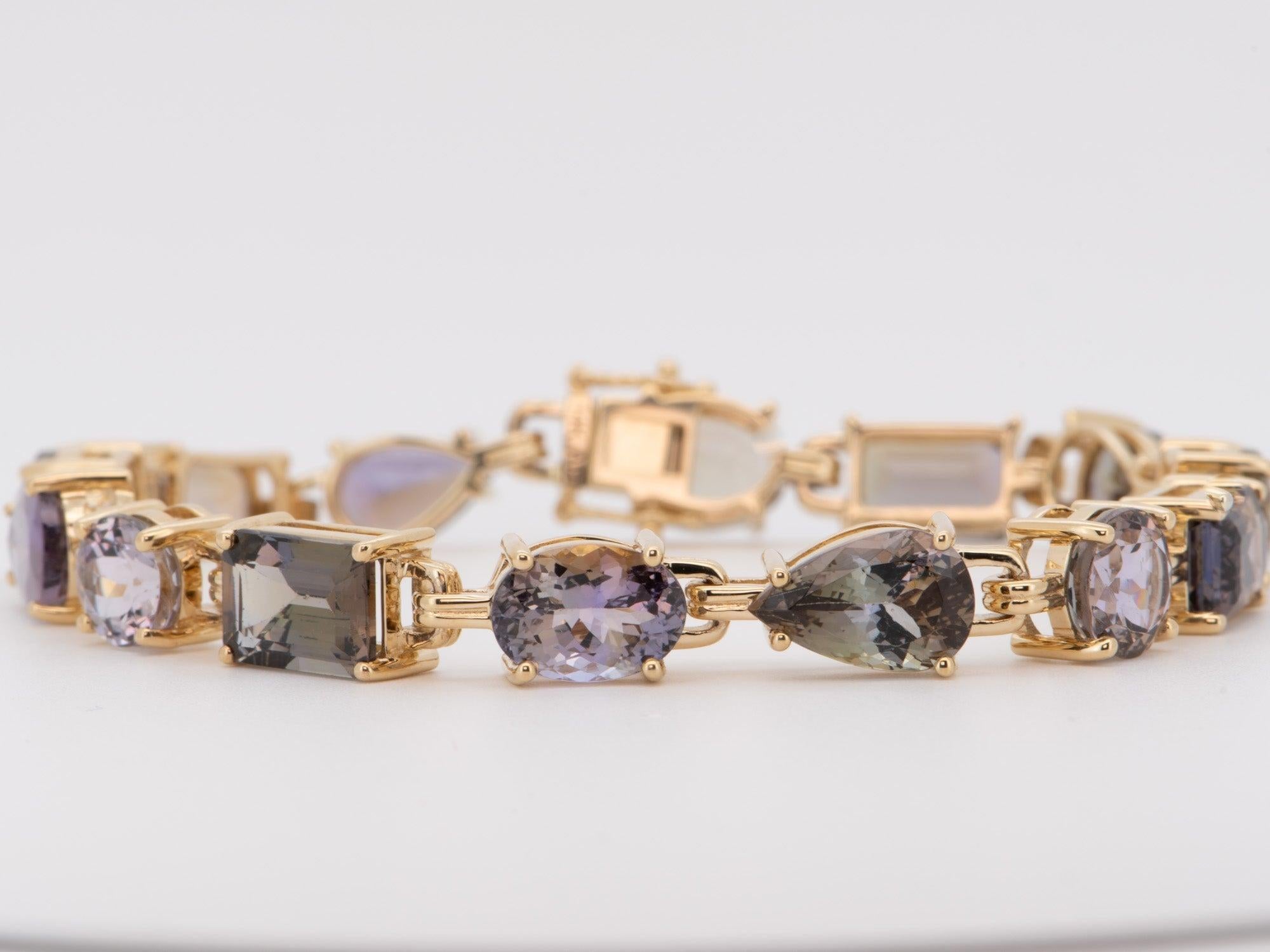 ♥ 25ct Natural Fancy Bi-Color Tanzanite Bracelet 14K Gold Mixed Shape Rare Colors R2102
♥ Il s'agit d'une pièce impressionnante avec de superbes pierres précieuses de grande taille.  Un véritable coup de cœur. Un plaisir à porter.

Nous avons