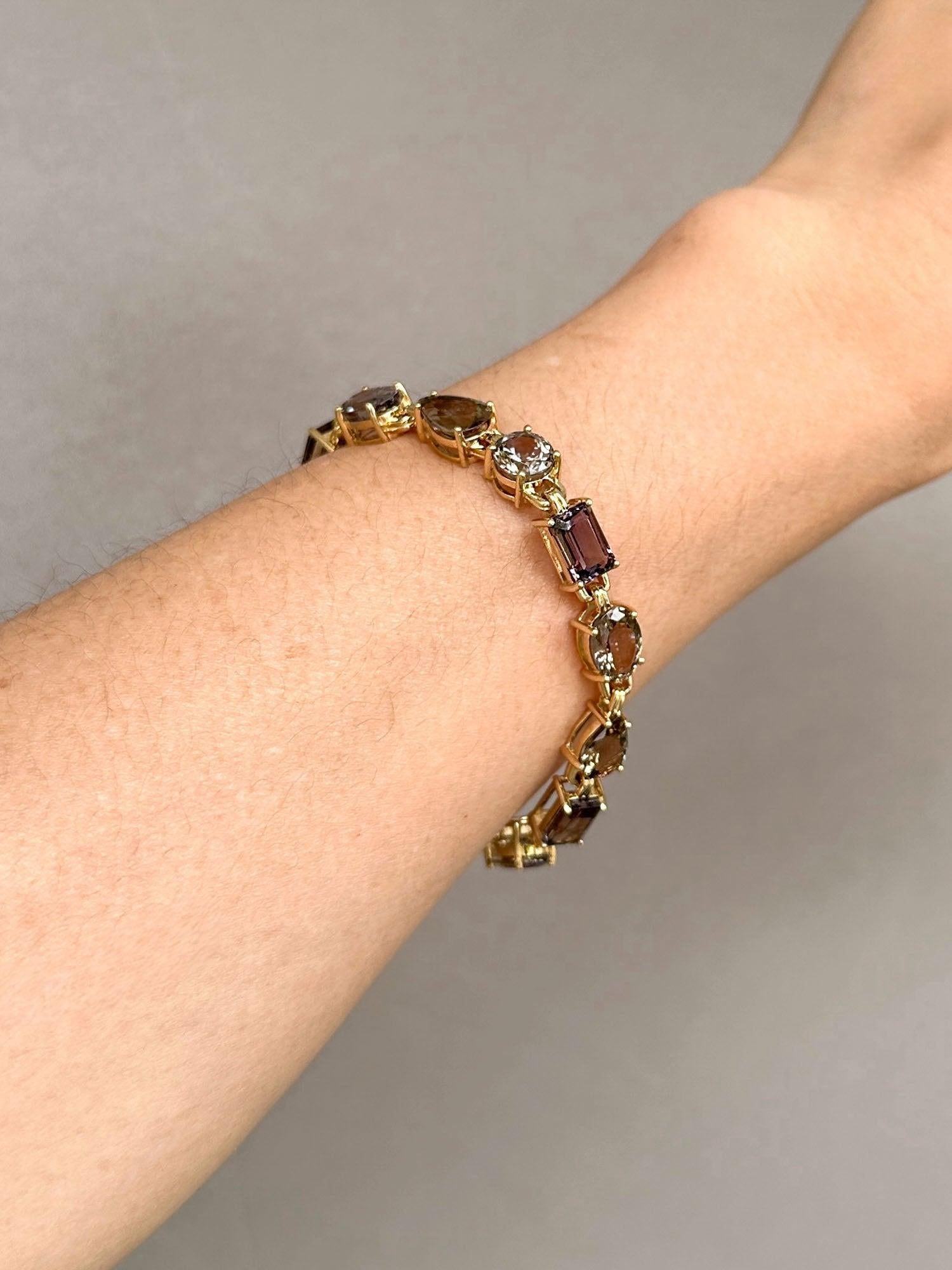 Non taillé 25ct Natural Fancy Bi-Color Tanzanite Bracelet 14K Gold Mixed Shape Rare Colors en vente