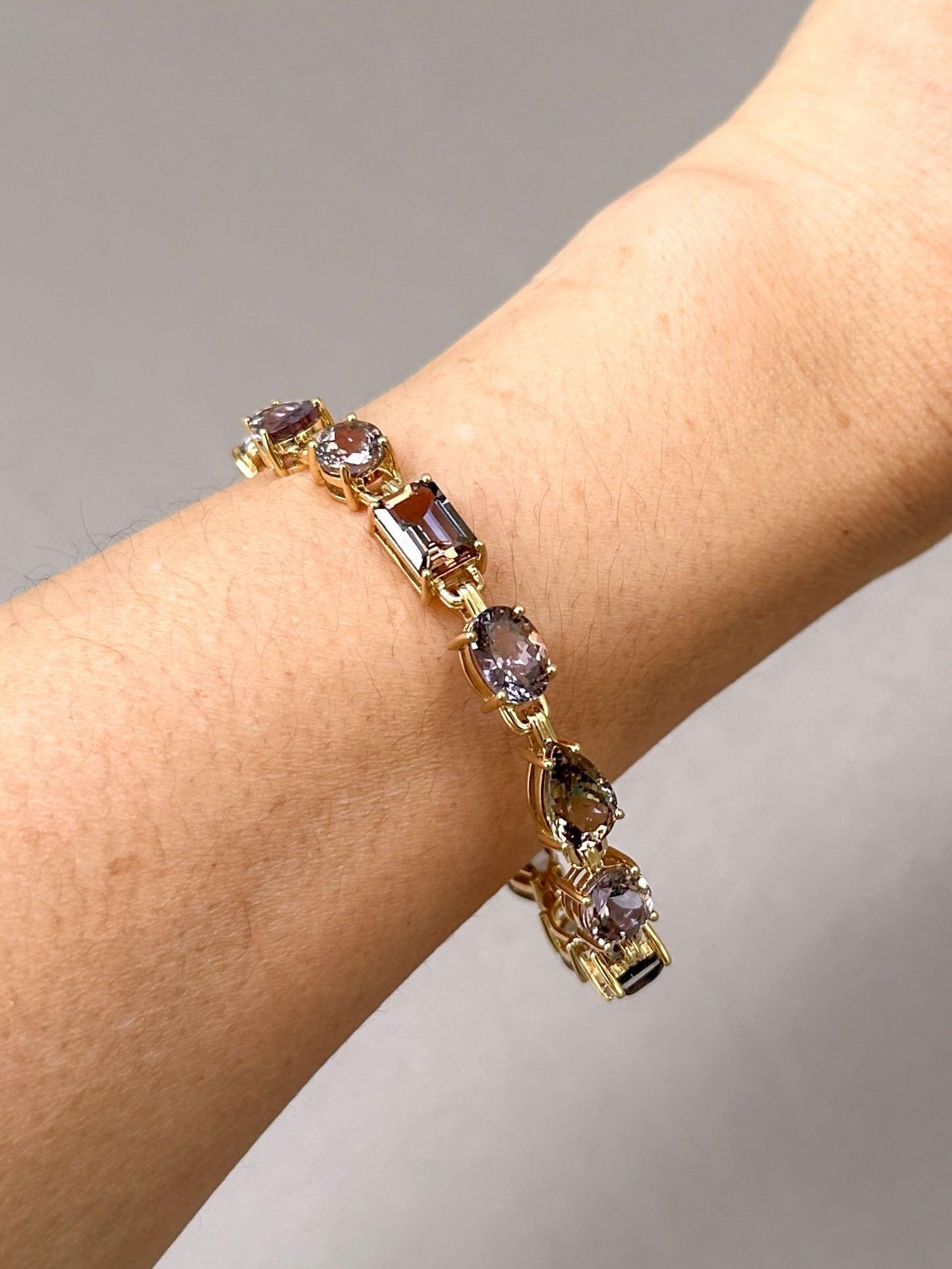 25ct Natural Fancy Bi-Color Tanzanite Bracelet 14K Gold Mixed Shape Rare Colors Neuf - En vente à Osprey, FL