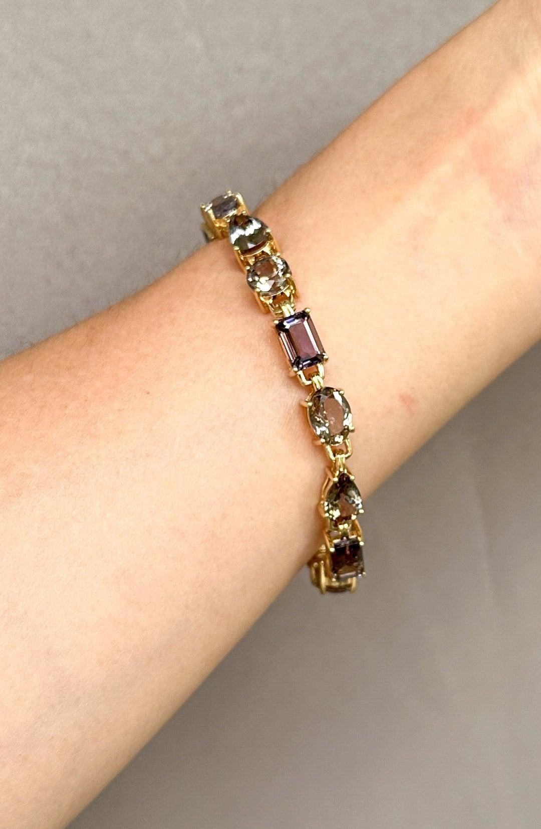 25ct Natural Fancy Bi-Color Tanzanite Bracelet 14K Gold Mixed Shape Rare Colors Unisexe en vente