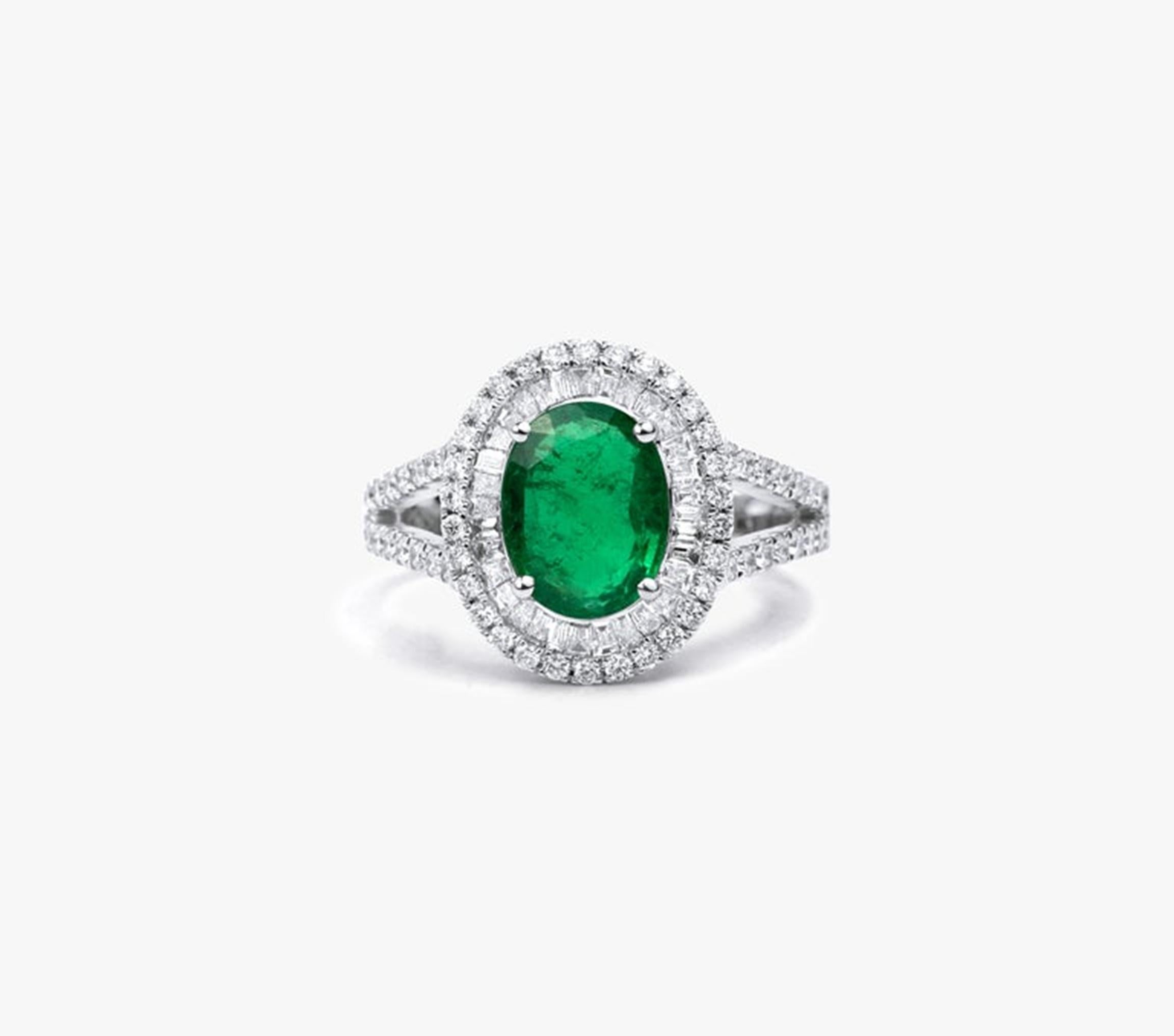 Anello di fidanzamento ovale naturale con diamante smeraldo a doppio alone in oro bianco 18 carati in vendita 2