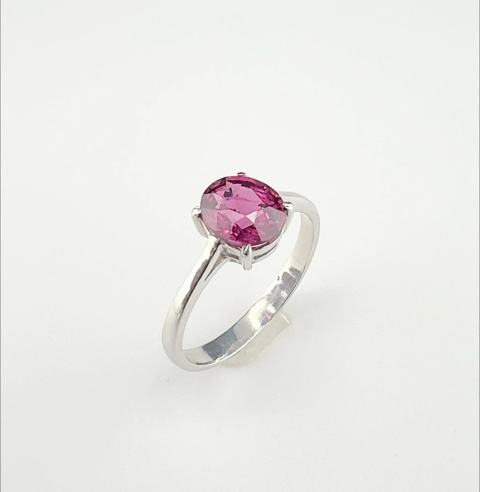 Il nostro squisito anello solitario in argento con granato ovale rosa da 2,5 carati. Questo lussuoso pezzo presenta un affascinante granato Pyrope Almandine dal taglio ovale, rinomato per le sue profonde e ricche sfumature rosa che emanano calore e
