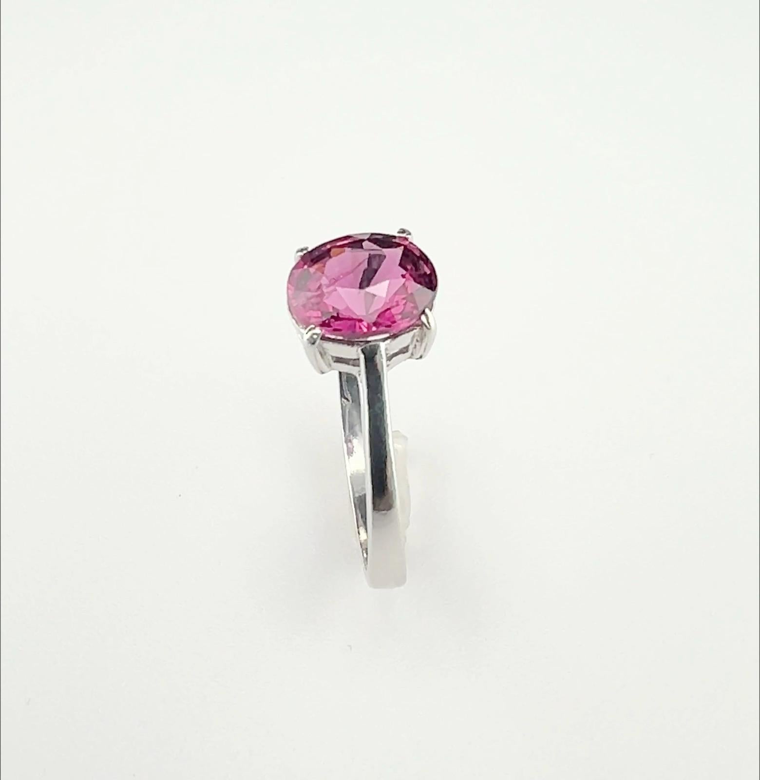 Contemporaneo Anello solitario in argento con granato ovale rosa da 2,5 carati in vendita
