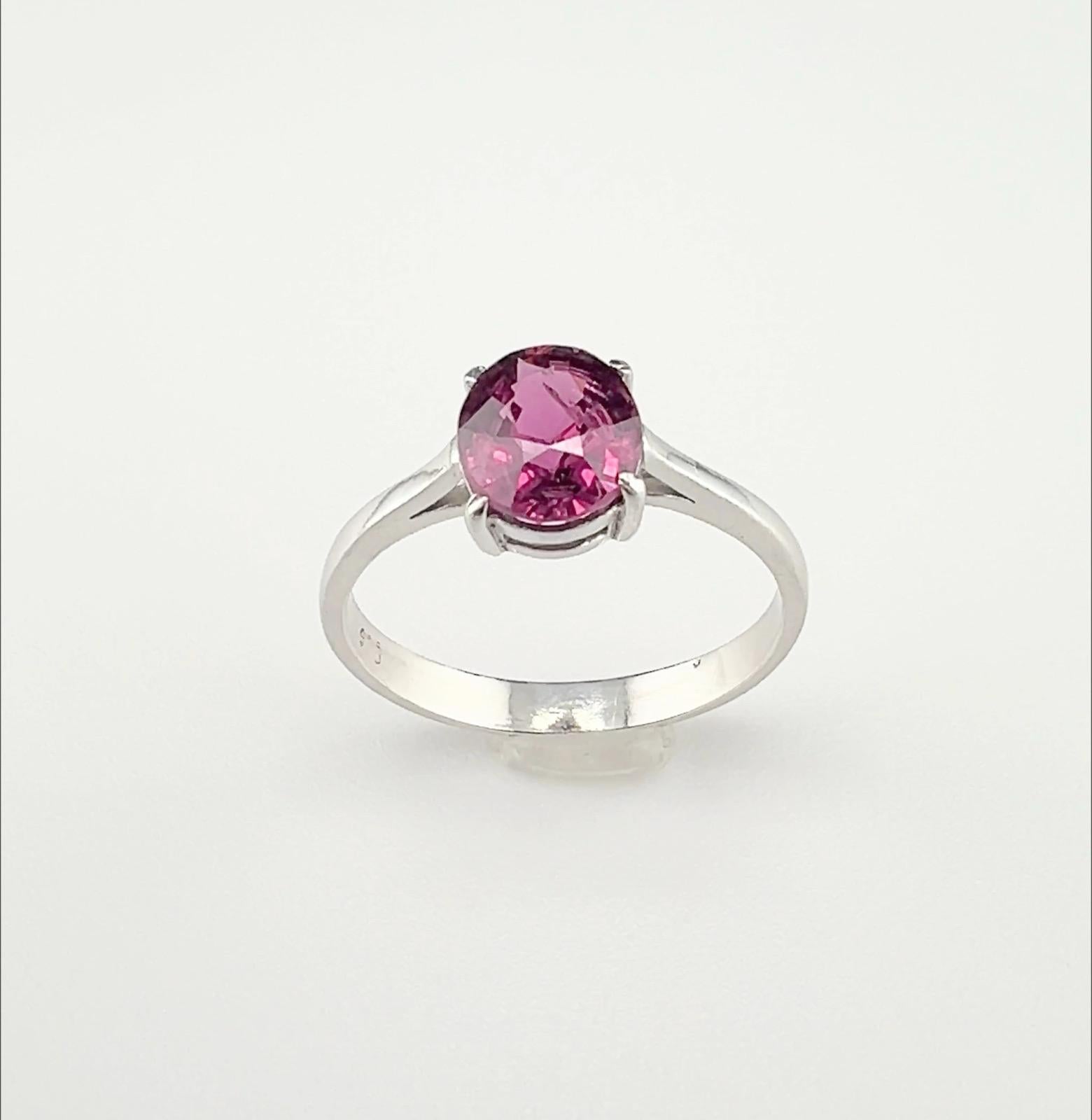 Taglio ovale Anello solitario in argento con granato ovale rosa da 2,5 carati in vendita