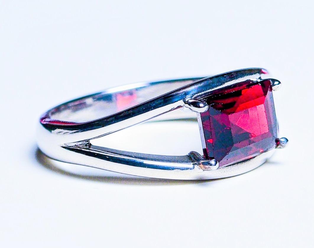 Women's or Men's 2.5ct Cushion Cut Red Garnet Ring  For Sale