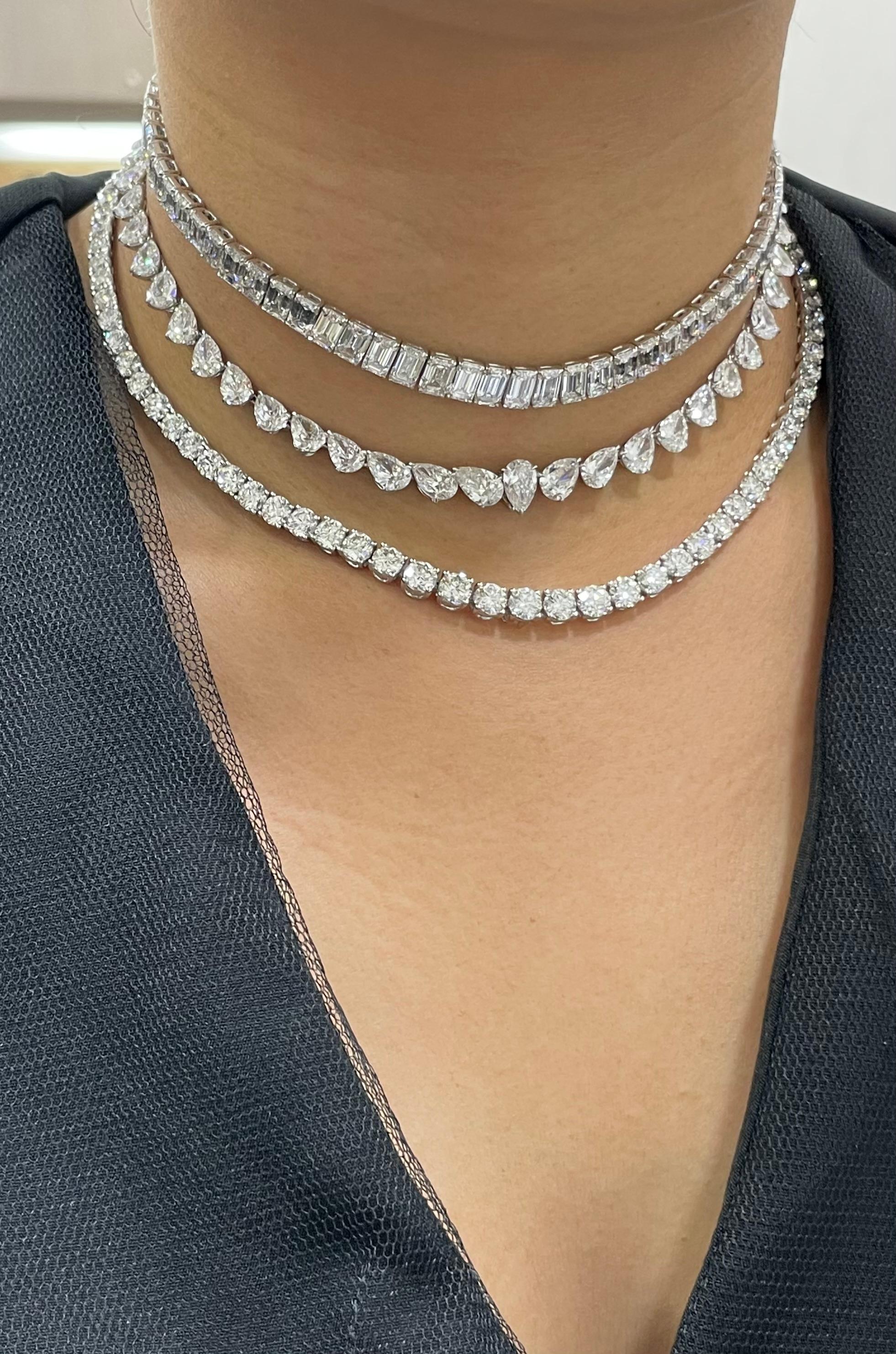 Élevez votre collection avec un collier de tennis 25ct à la fois audacieux et raffiné, qui attire l'attention sans sacrifier l'élégance. Avec ses 100 diamants ronds de taille brillant G-H VS, chacun de 4,0 mm, ce collier brille d'un éclat