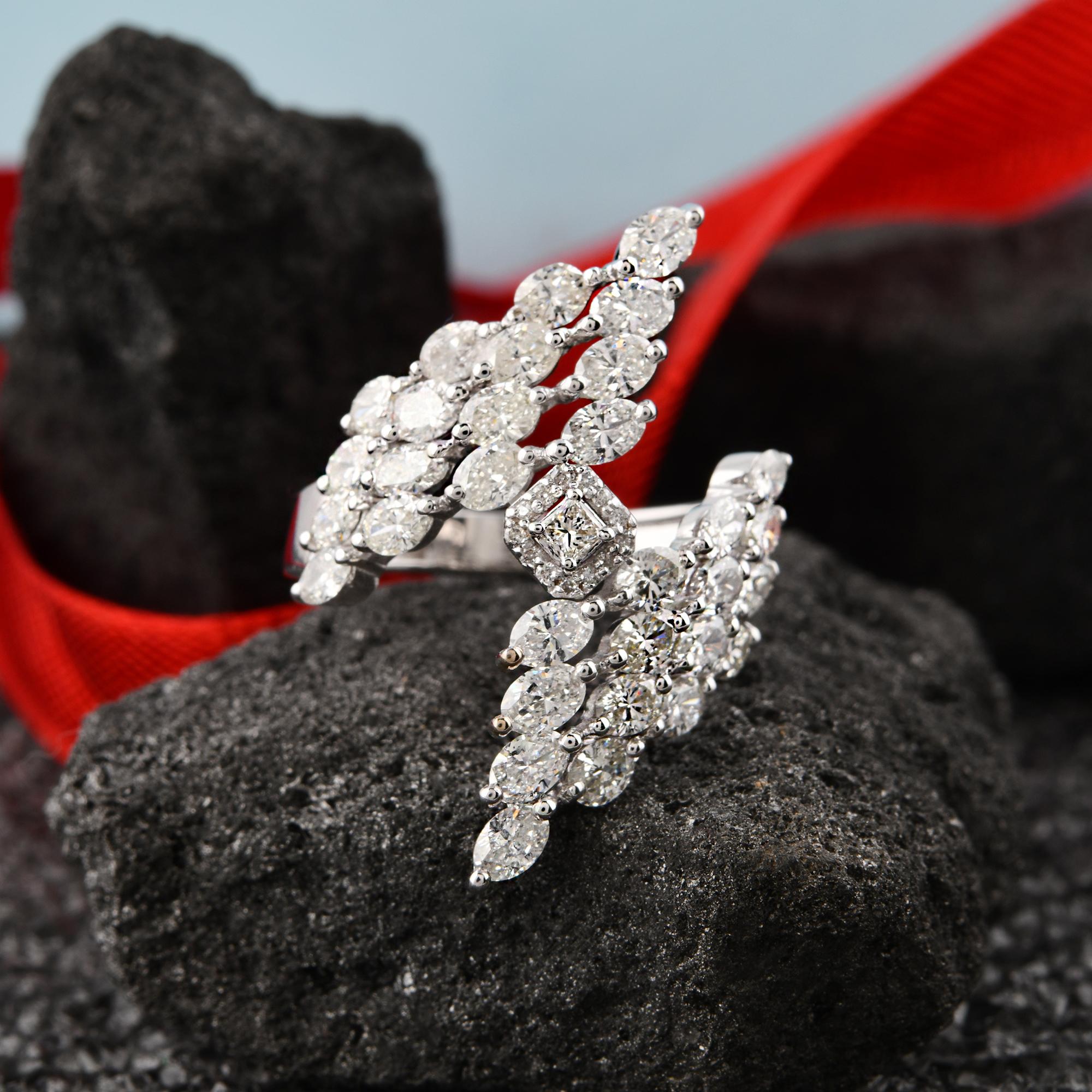 En venta: Anillo de cóctel de diseño con diamantes en racimo SI/H de 2,5 qt Oro blanco de 18 quilates Joyería fina  4