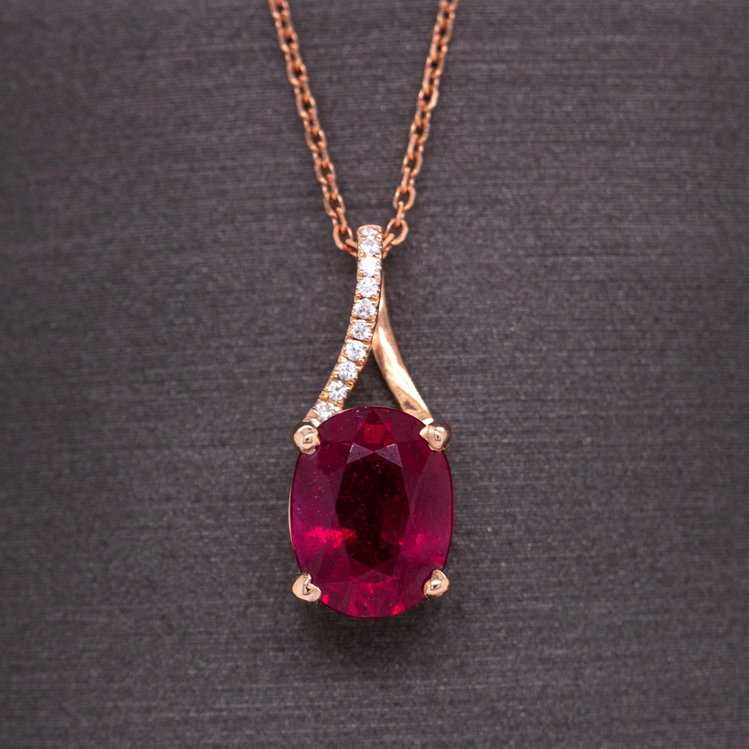 2,5cts Madagaskar Rubin-Anhänger mit natürlichen Diamanten: 14K Rose Gold, 9x7mm (Zeitgenössisch) im Angebot