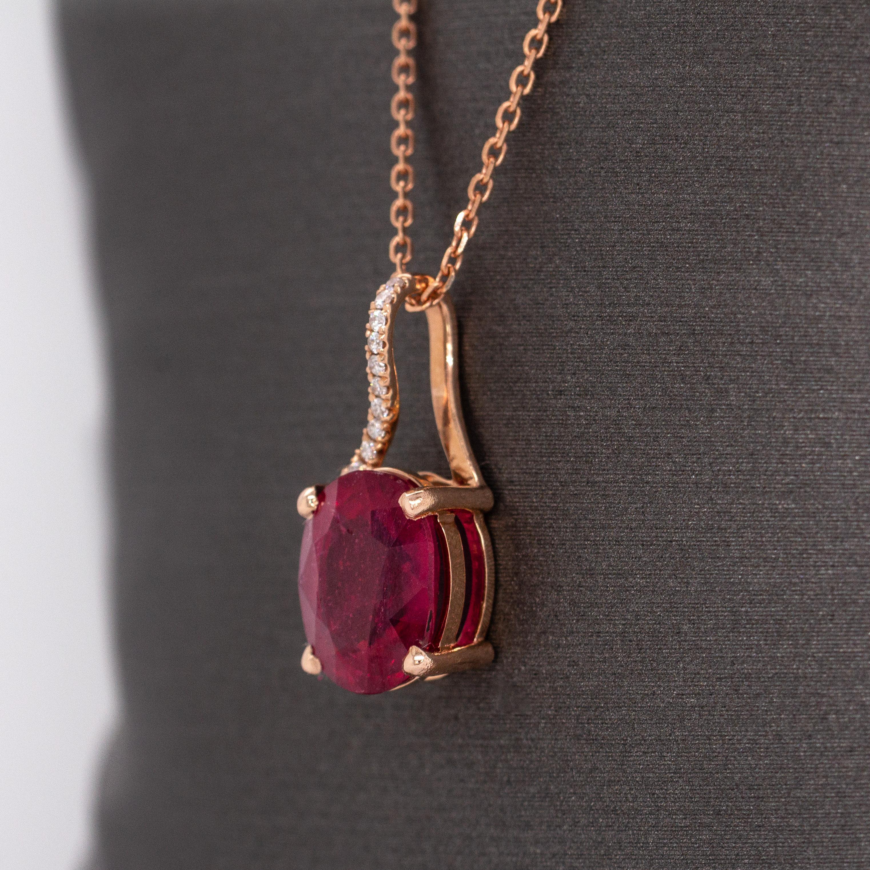 2,5cts Madagaskar Rubin-Anhänger mit natürlichen Diamanten: 14K Rose Gold, 9x7mm (Ovalschliff) im Angebot