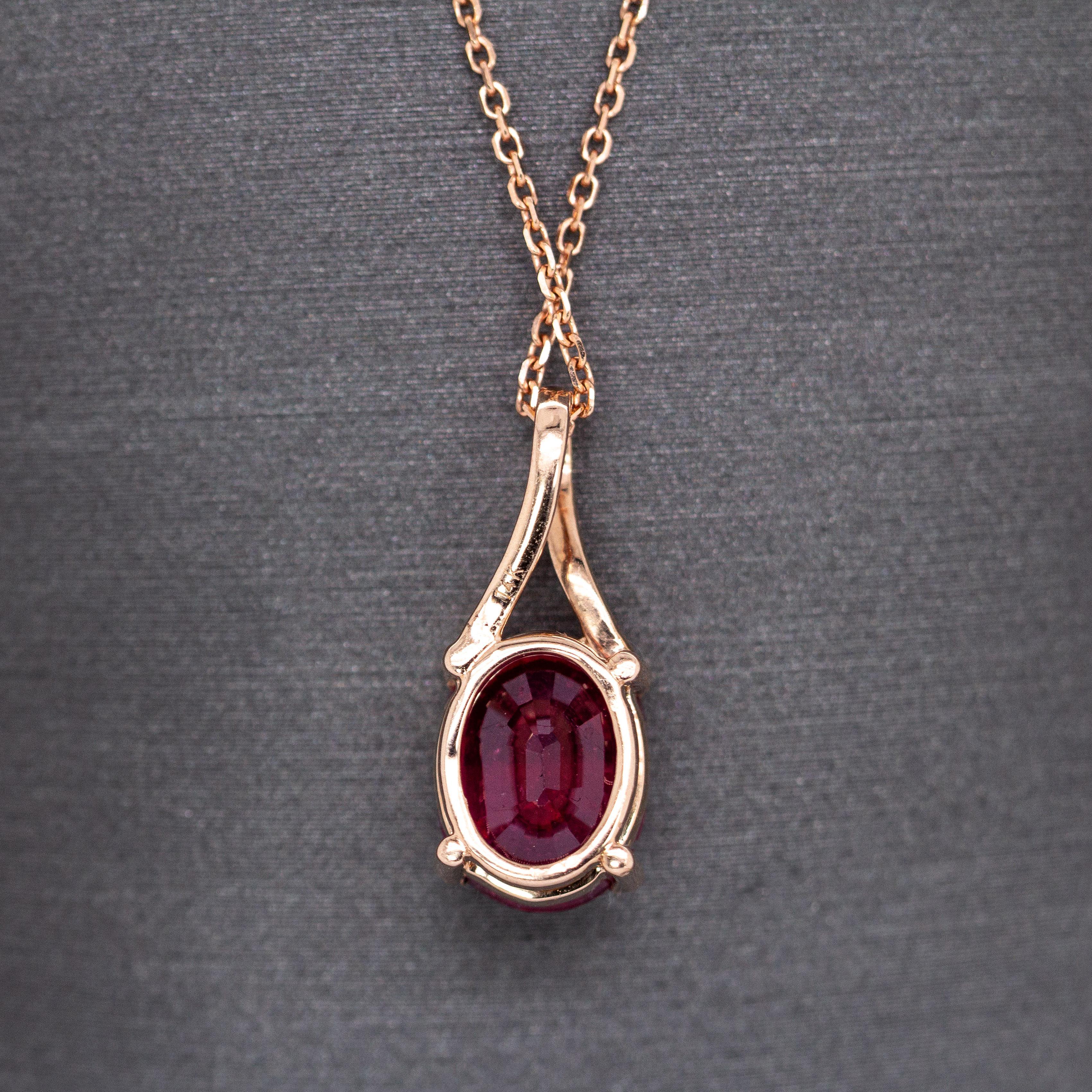 2,5cts Madagaskar Rubin-Anhänger mit natürlichen Diamanten: 14K Rose Gold, 9x7mm Damen im Angebot