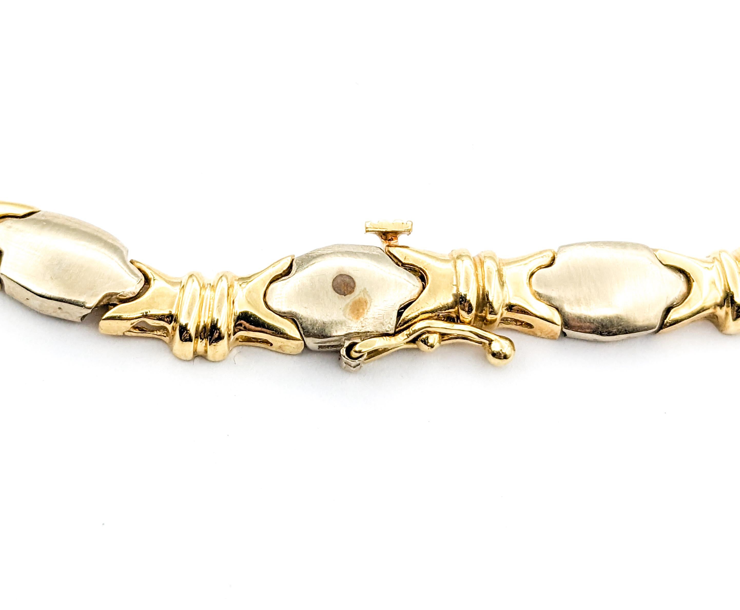 .25ctw Diamant Vintage Halskette in zweifarbigem Gold

Dieses elegante, sorgfältig aus zweifarbigem Gold gefertigte Diamanthalsband besticht durch sein Vintage-Design aus den 1980er Jahren. Er verfügt über 0,25 ct Diamanten mit SI-Klarheit, die