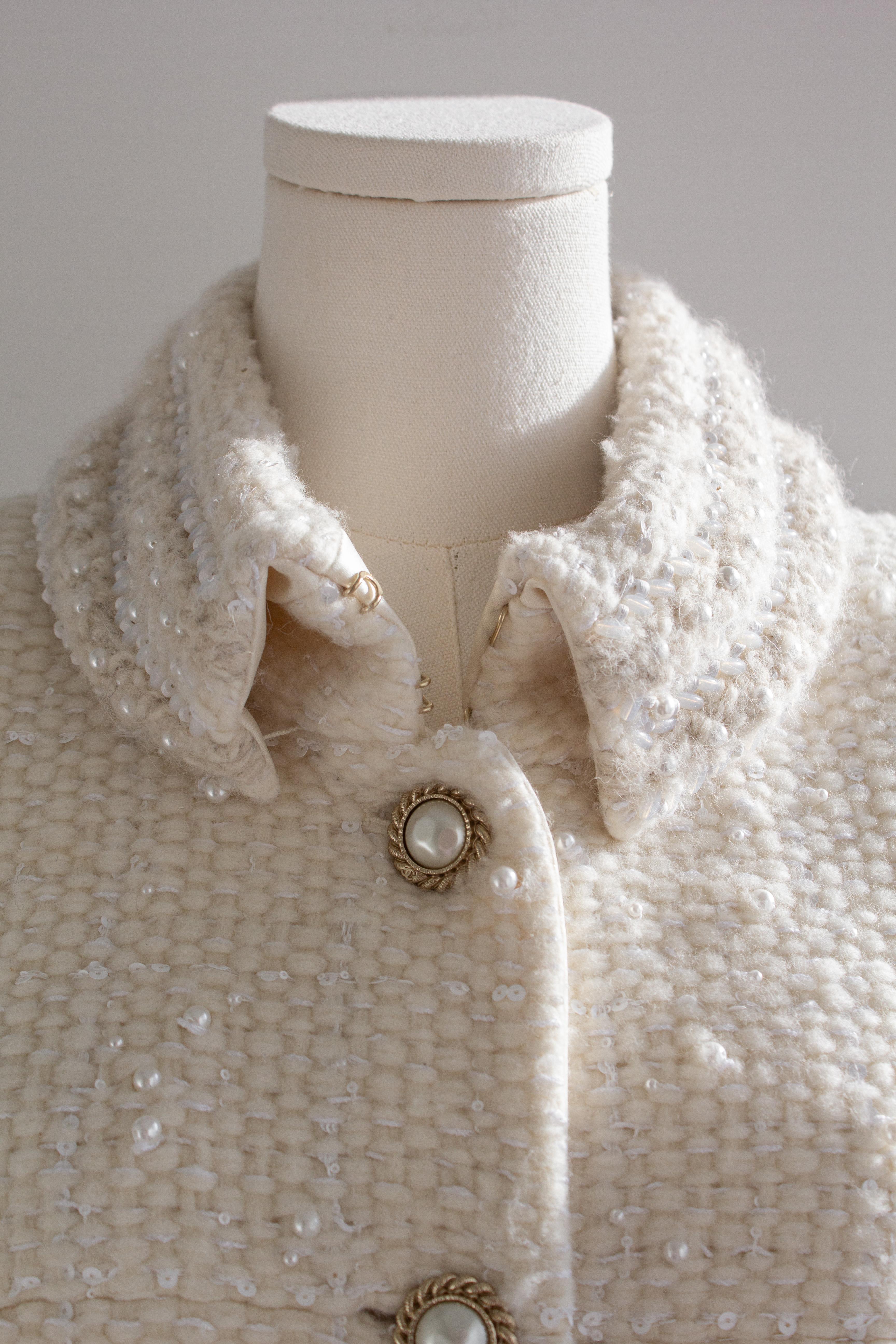 $25K Chanel Pre-Fall 2018 Métiers d'Art Hamburg Perla Giacca in tweed bianco in vendita 5