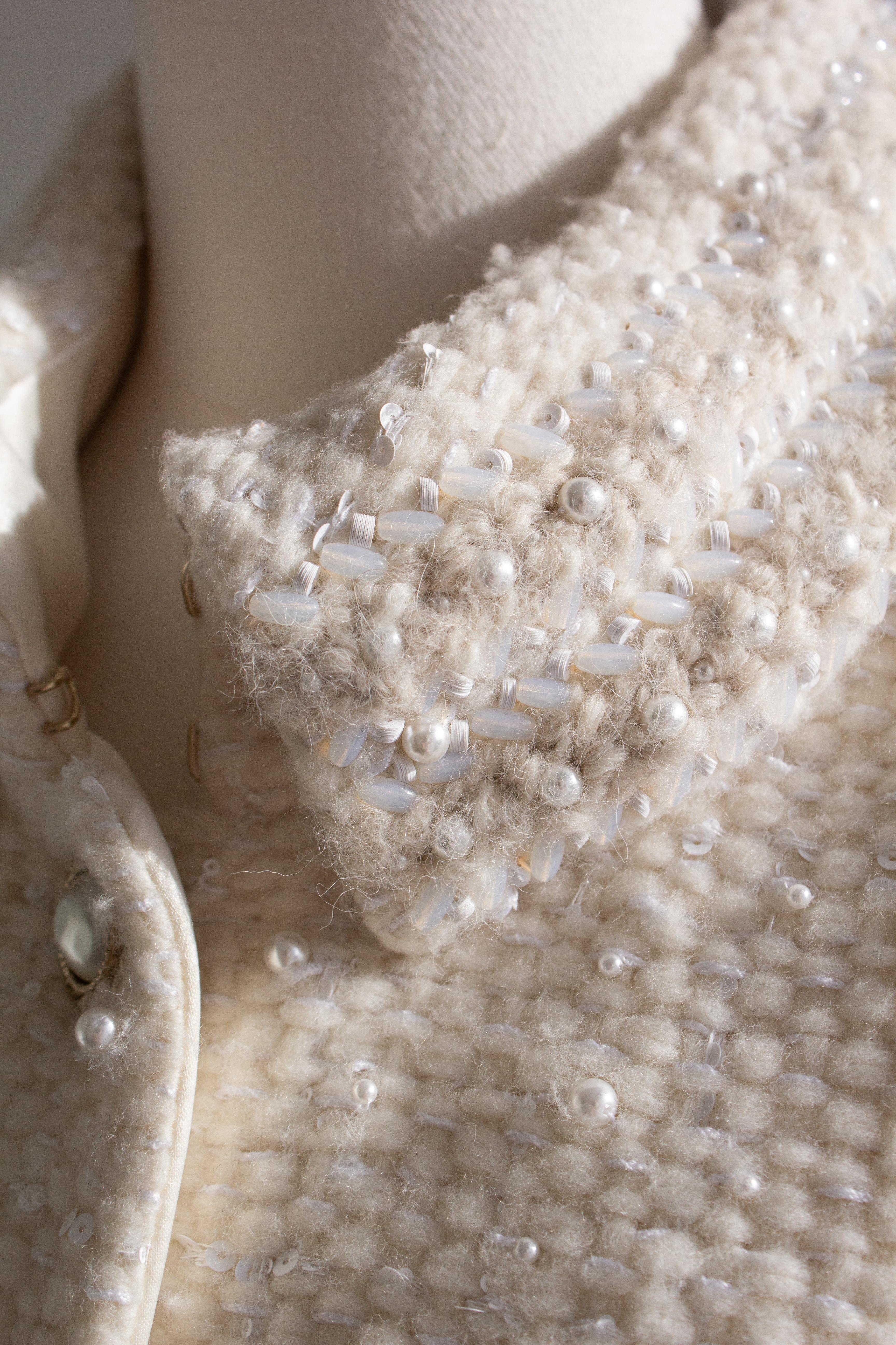 $25K Chanel Pre-Fall 2018 Métiers d'Art Hamburg Perla Giacca in tweed bianco in vendita 6