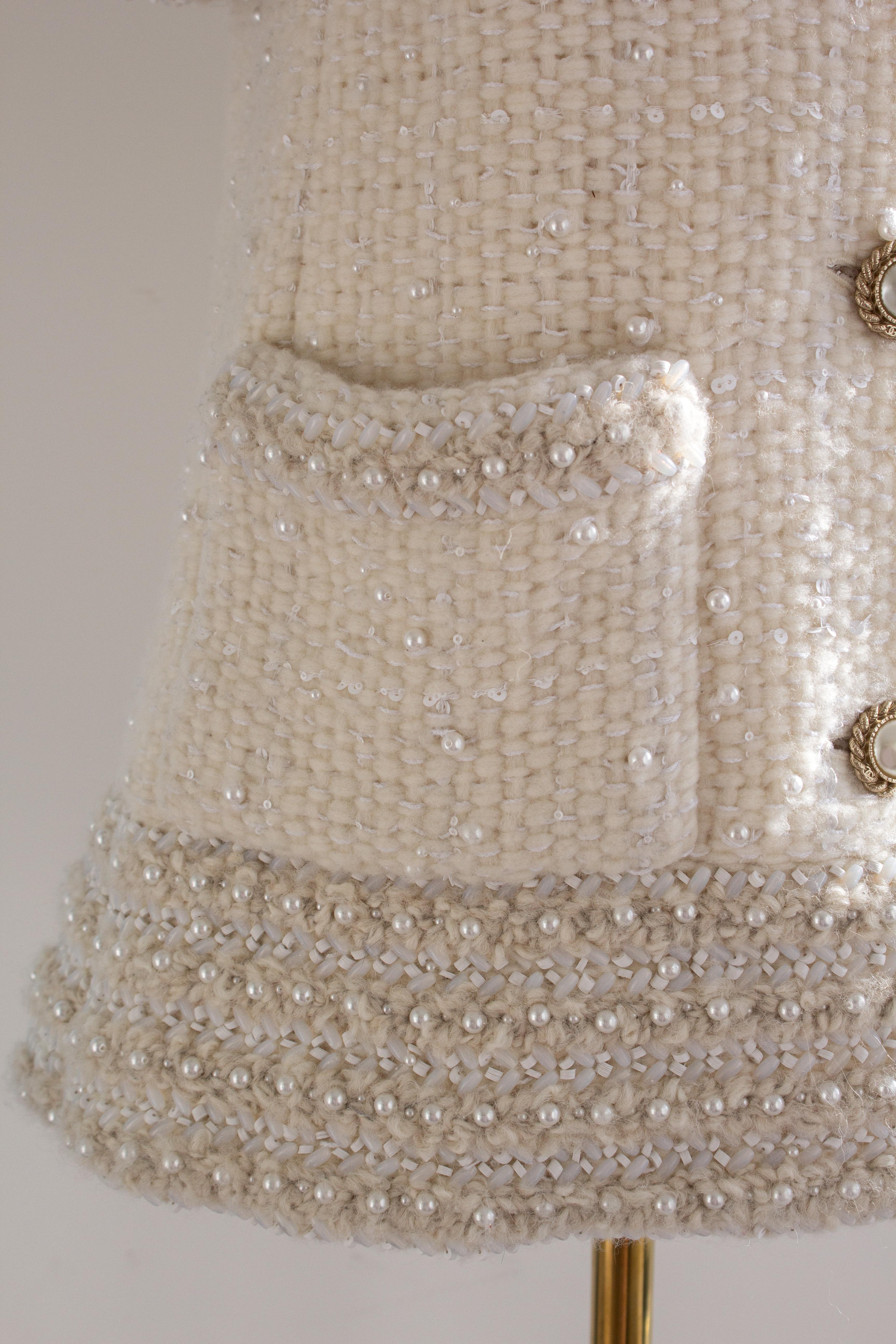 $25K Chanel Pre-Fall 2018 Métiers d'Art Hamburg Perla Giacca in tweed bianco in vendita 7