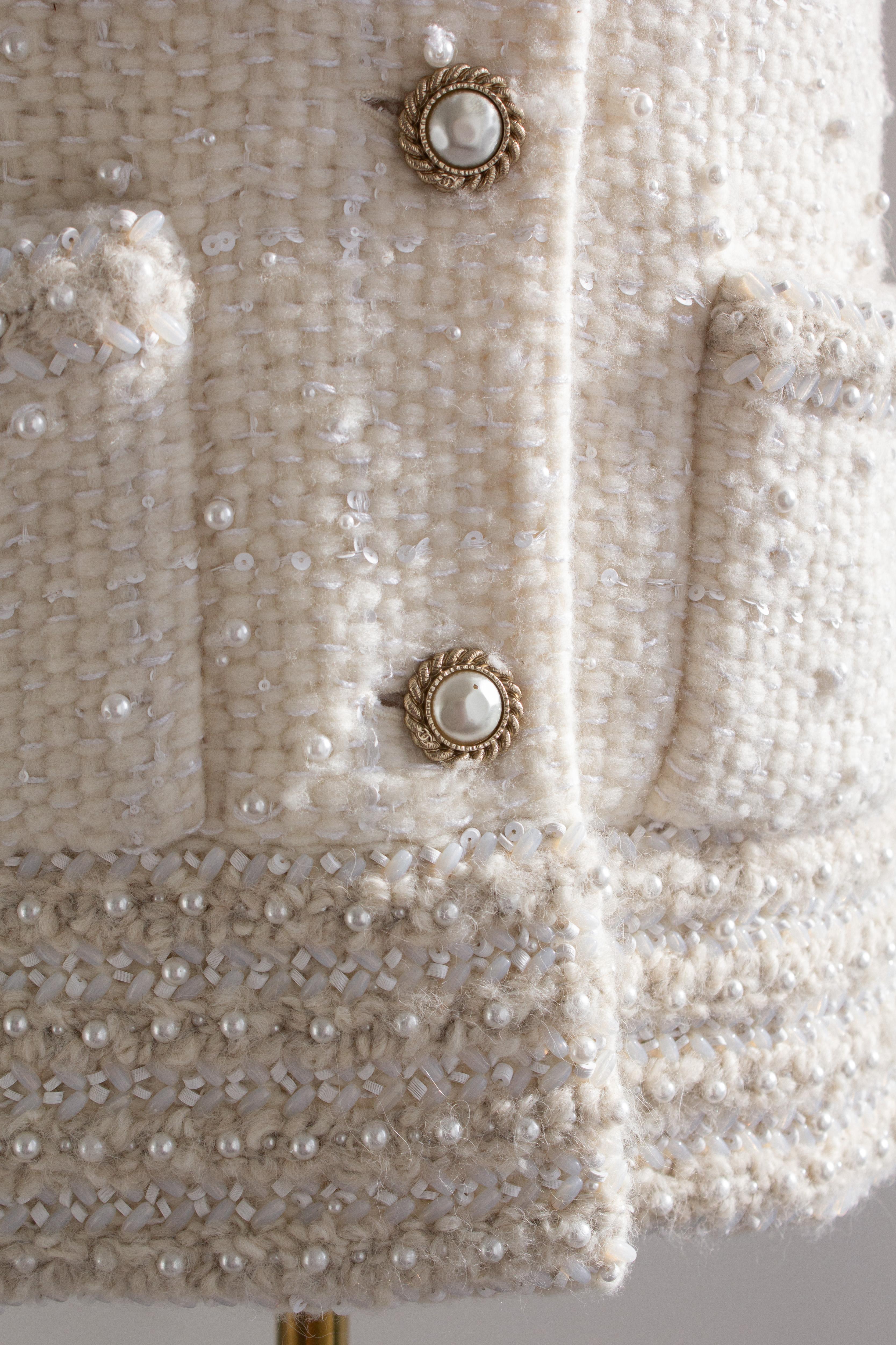 $25K Chanel Pre-Fall 2018 Métiers d'Art Hamburg Perla Giacca in tweed bianco in vendita 8