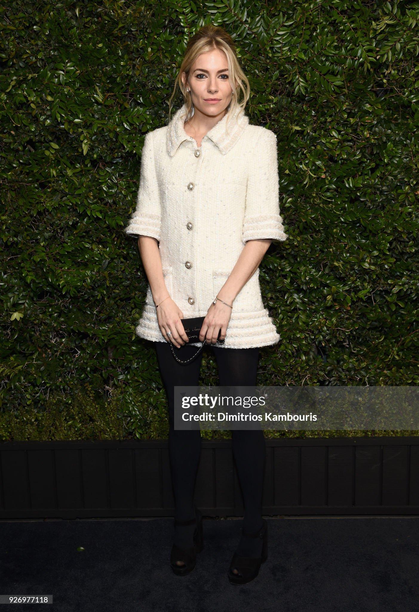 $25K Chanel Pre-Fall 2018 Métiers d'Art Hamburg Perla Giacca in tweed bianco in vendita 15