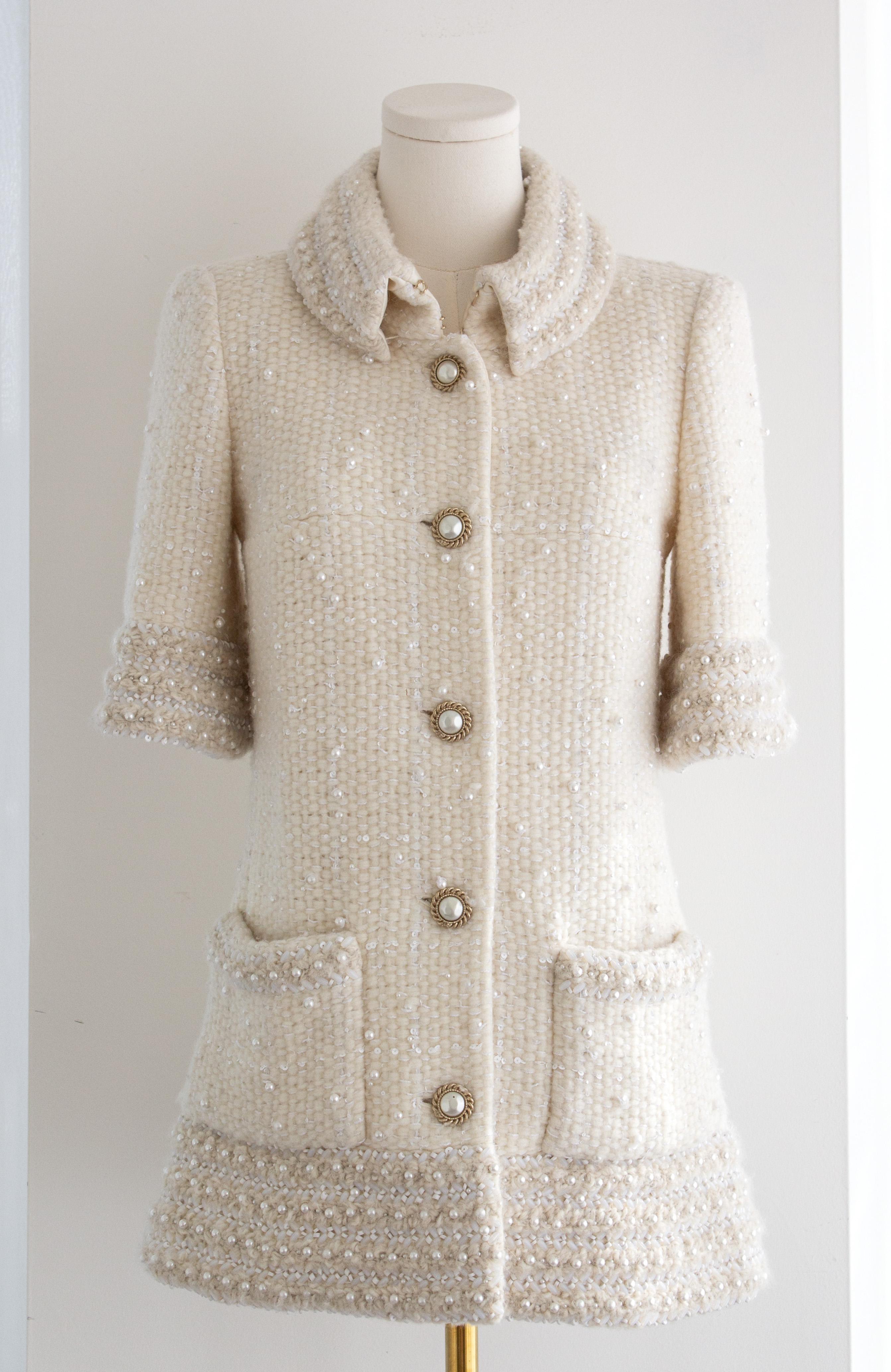 Bianco $25K Chanel Pre-Fall 2018 Métiers d'Art Hamburg Perla Giacca in tweed bianco in vendita