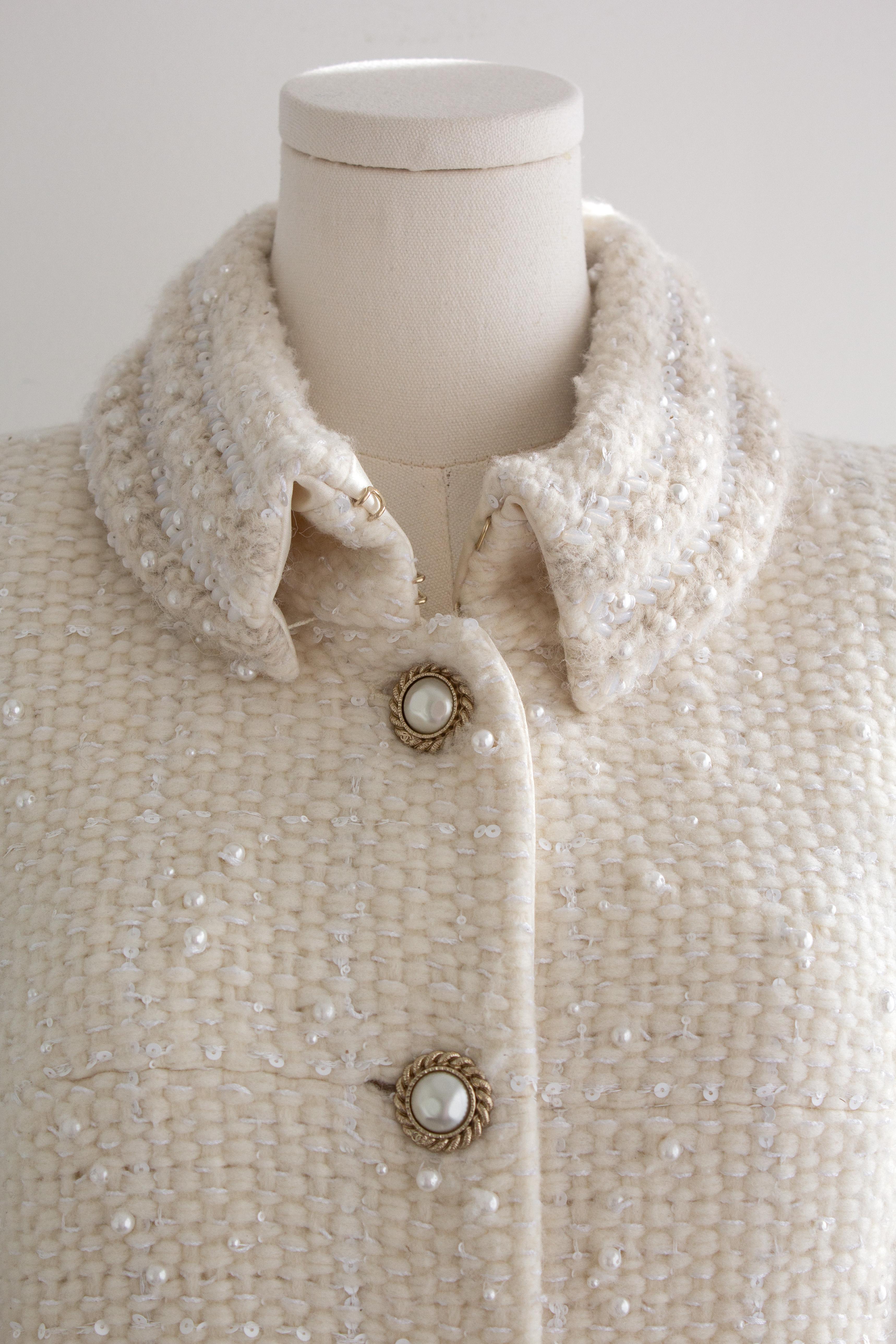 $25K Chanel Pre-Fall 2018 Métiers d'Art Hamburg Perla Giacca in tweed bianco In condizioni buone in vendita a Jersey City, NJ