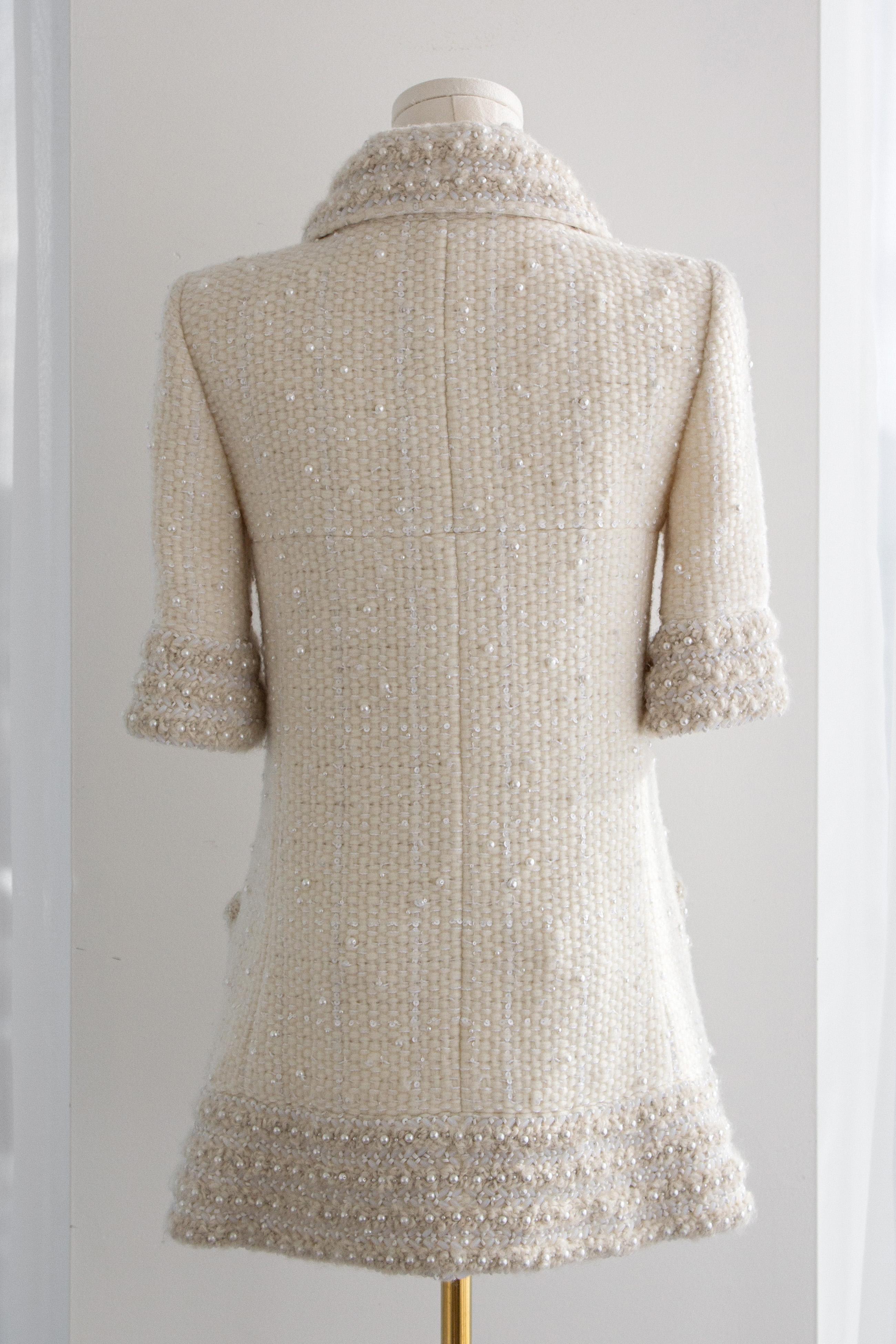 Donna $25K Chanel Pre-Fall 2018 Métiers d'Art Hamburg Perla Giacca in tweed bianco in vendita