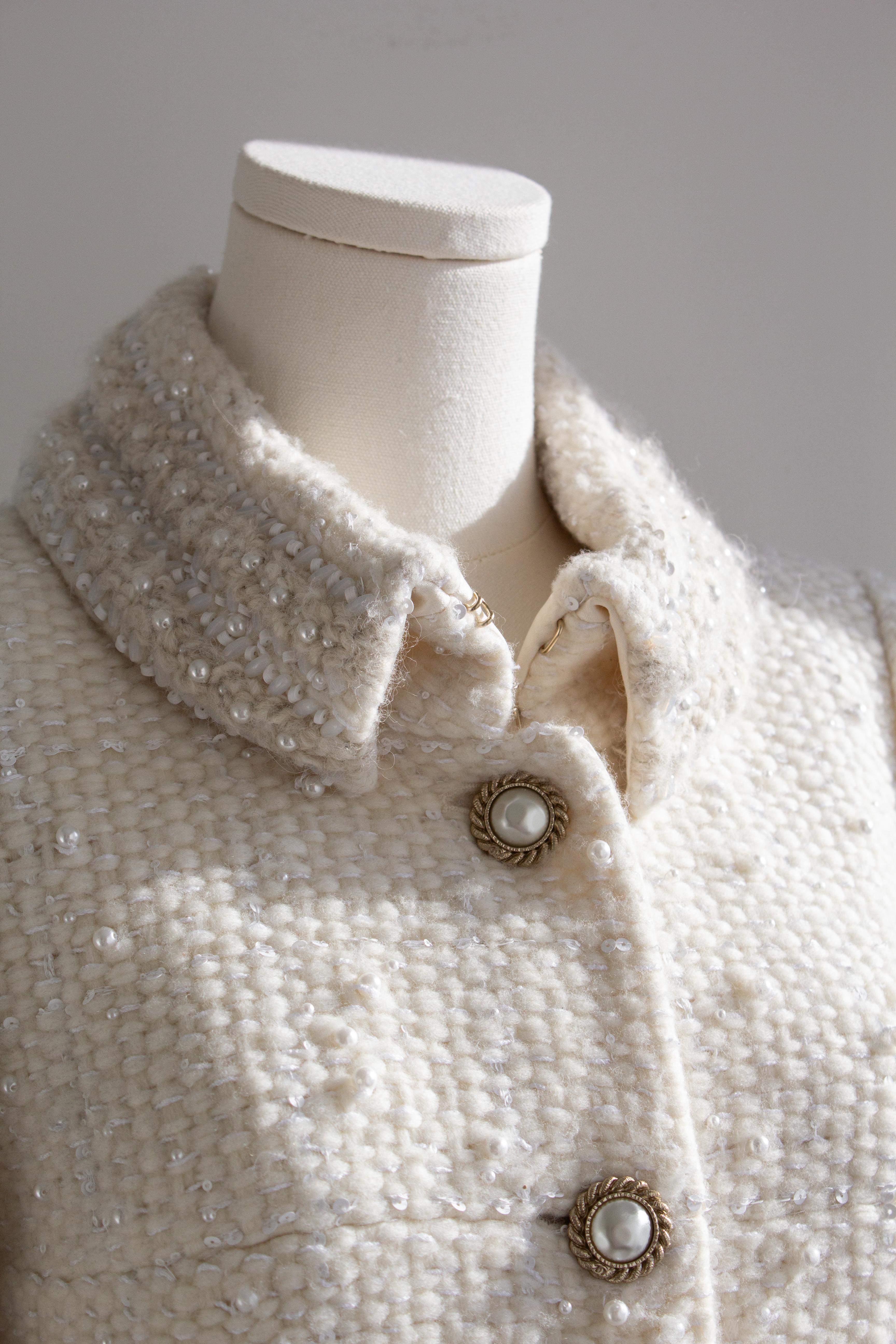 $25K Chanel Pre-Fall 2018 Métiers d'Art Hamburg Perla Giacca in tweed bianco in vendita 2