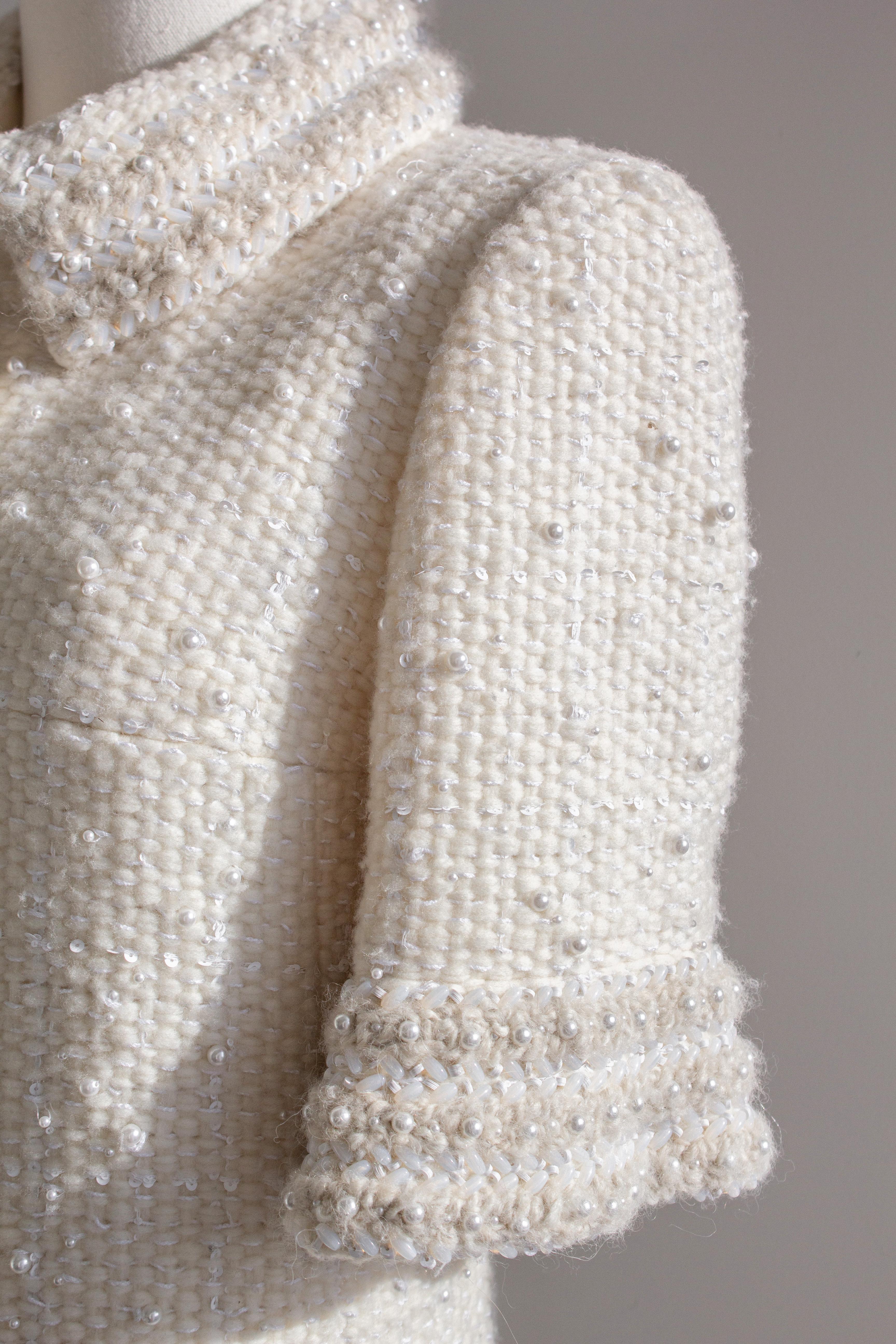 $25K Chanel Pre-Fall 2018 Métiers d'Art Hamburg Perla Giacca in tweed bianco in vendita 4