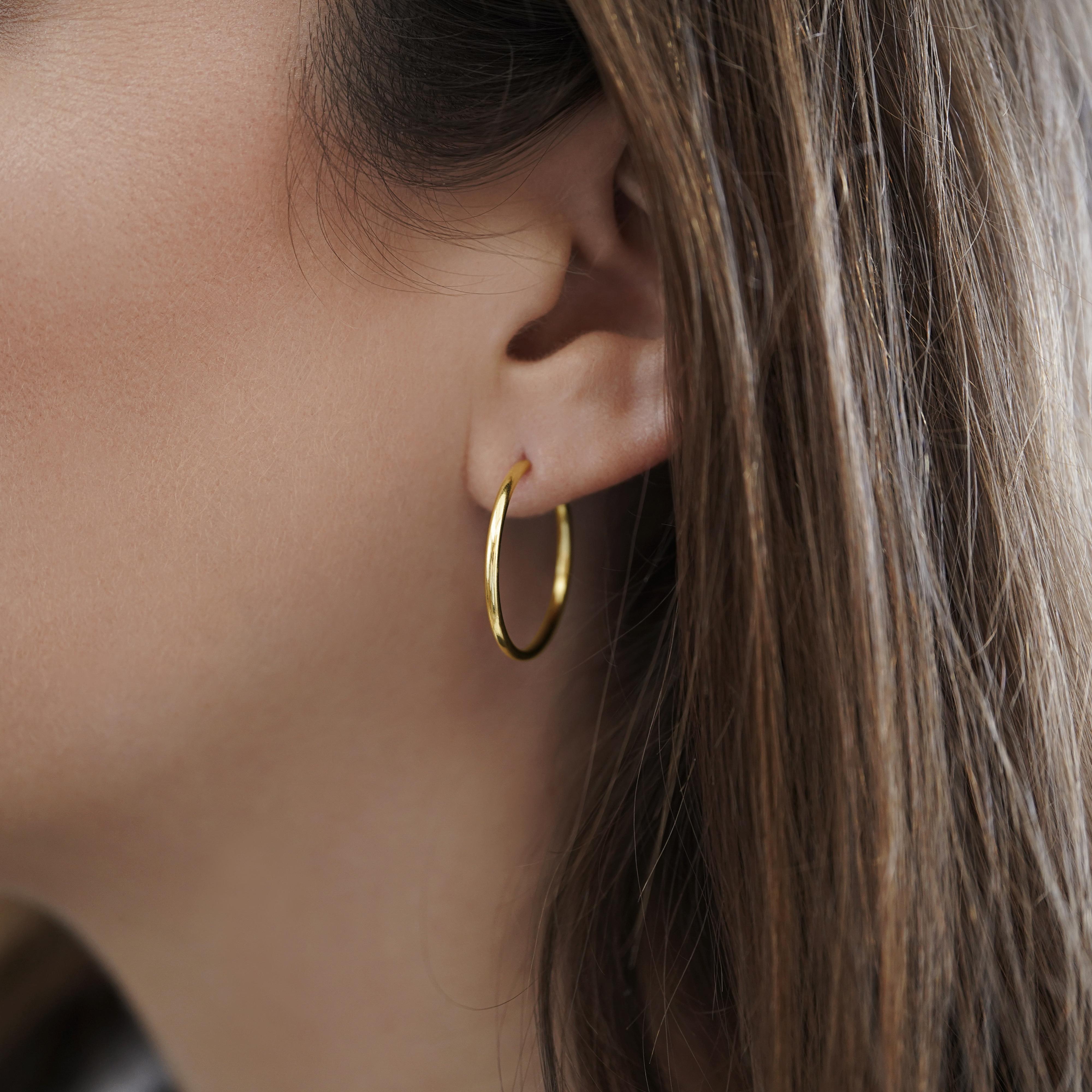 25mm klassische 14K massivem Gelbgold dünnen Hoop-Ohrringe auf versteckten Draht-Verschluss.

Erhältlich in den Größen 20,5 mm und 25 mm.

Einzelheiten:
Artikel Typ: Dünner Reif-Ohrring
Metall: 14K Gelbgold
Größe: 25 mm Durchmesser
Dicke: 1,7