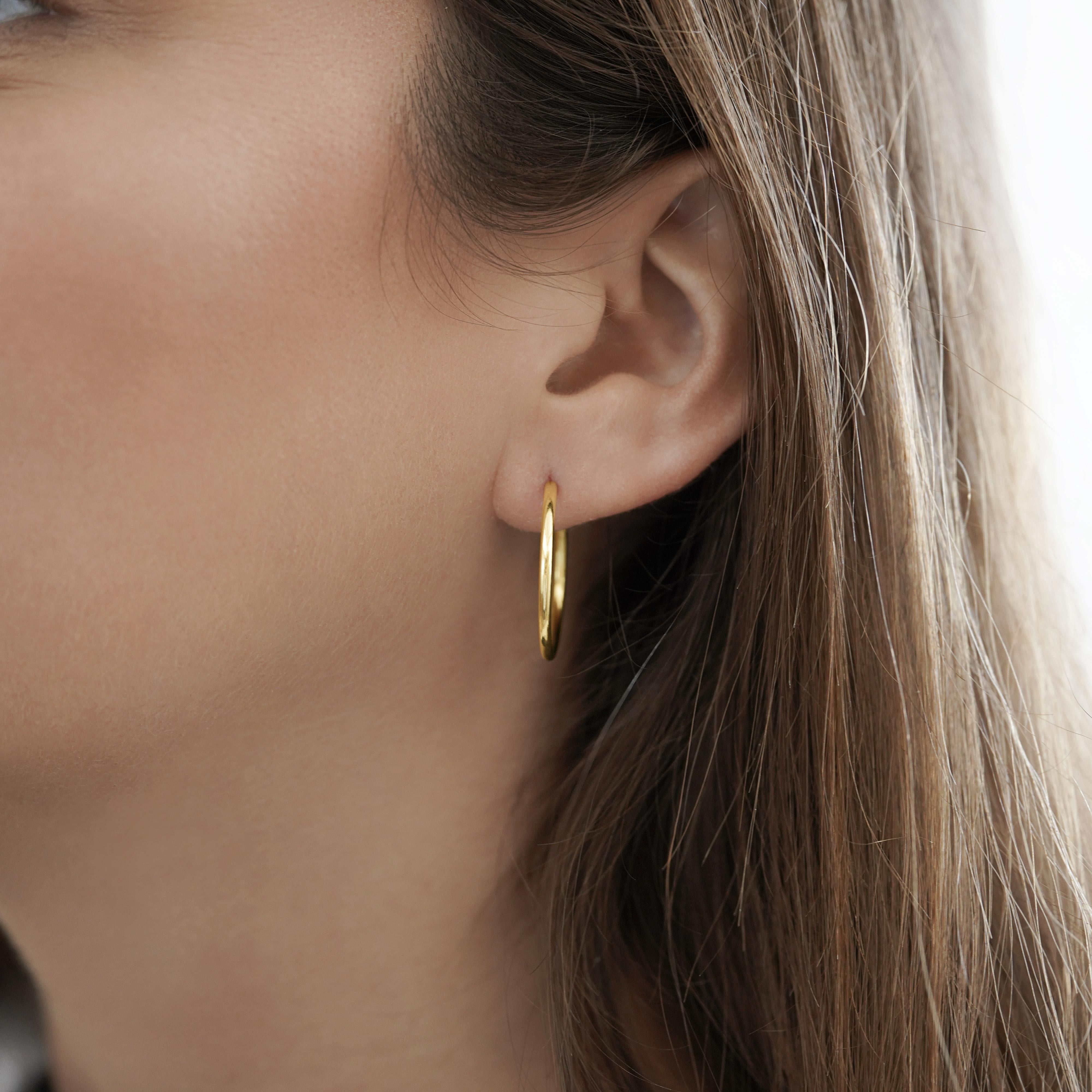 25mm 14K massivem Gold dünnen Reifen Ohrringe auf Hidden Wire Closure im Angebot 2