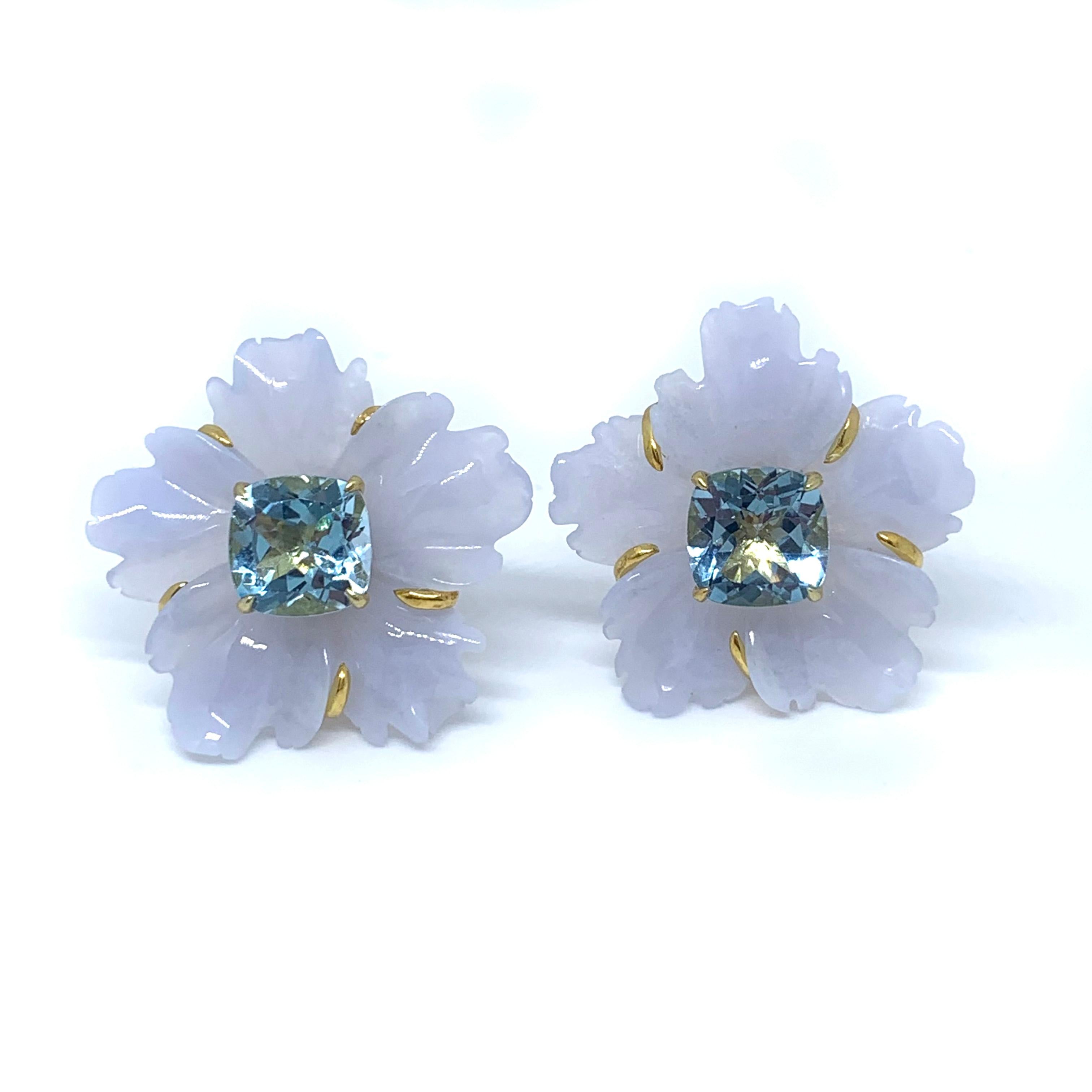 Elegant 25mm Carved Chalcedony Flower and Cushion Blue Topaz Vermeil Earrings

This gorgeous pair of earrings features 25mm chalcedony carved into beautiful three dimension flower, adorned with cushion-cut sky blue topaz (3 carat size) in the