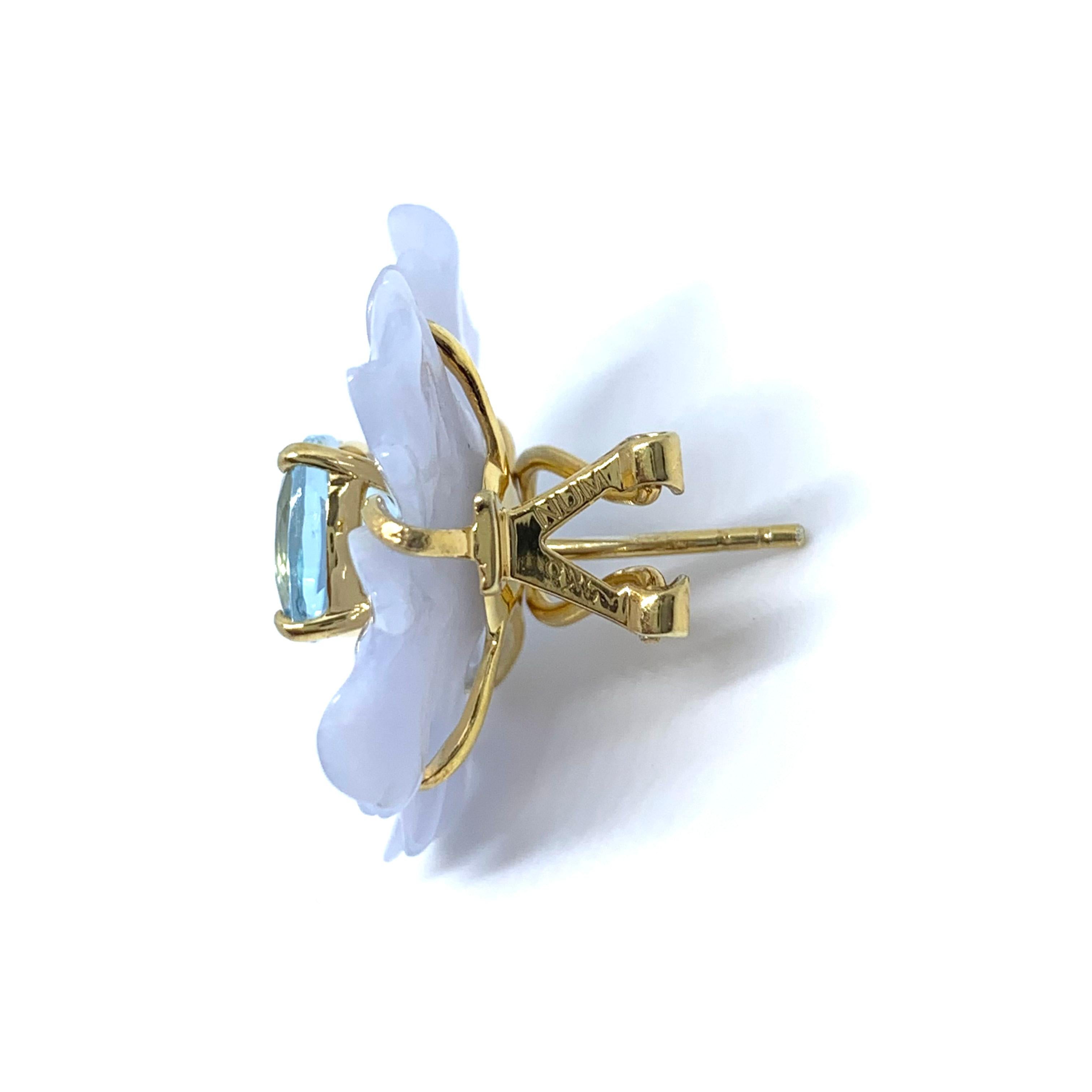 25 mm Ohrringe aus geschnitztem Chalcedon mit Blume und blauem Topas im Kissenschliff aus Vermeil im Angebot 1
