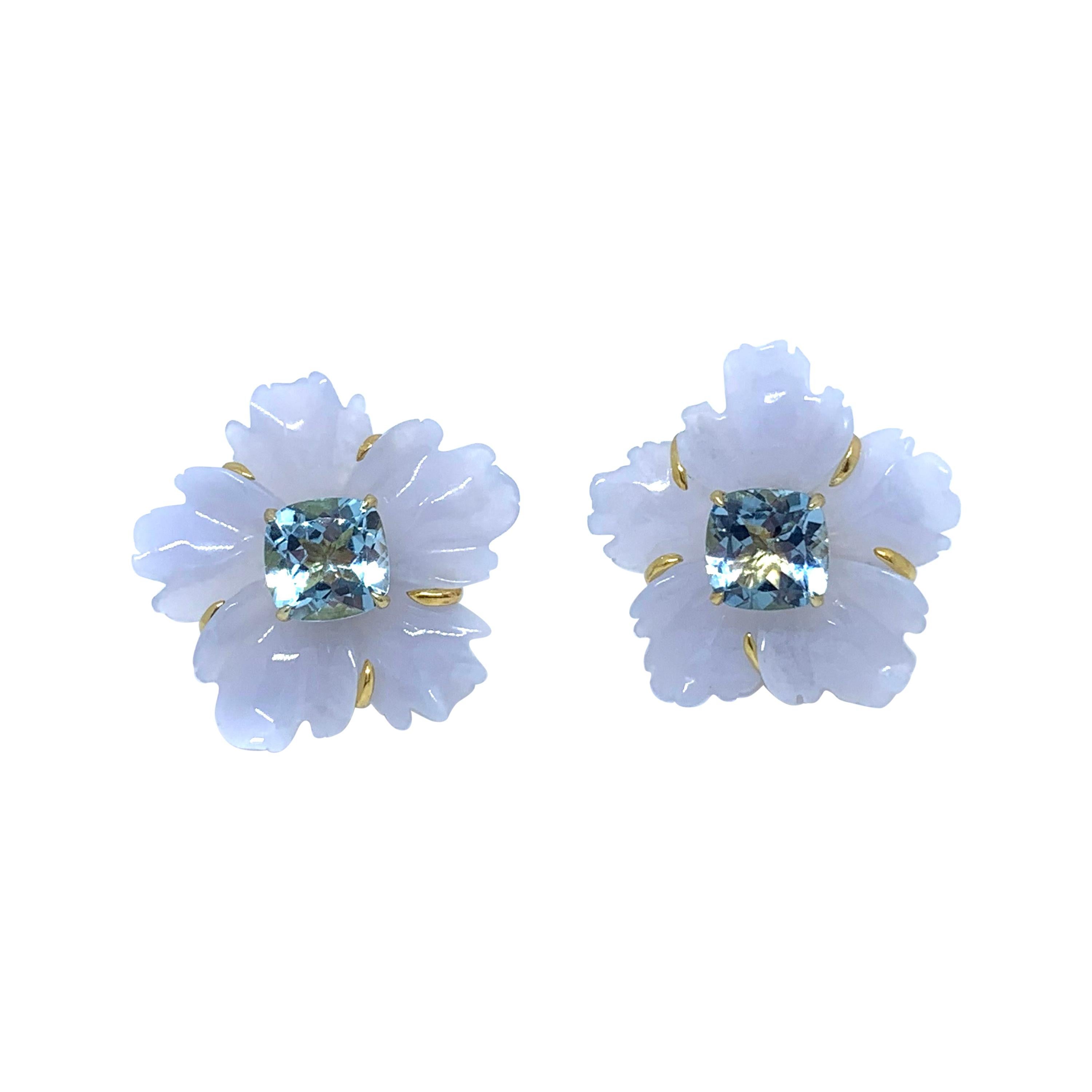 25 mm Ohrringe aus geschnitztem Chalcedon mit Blume und blauem Topas im Kissenschliff aus Vermeil im Angebot