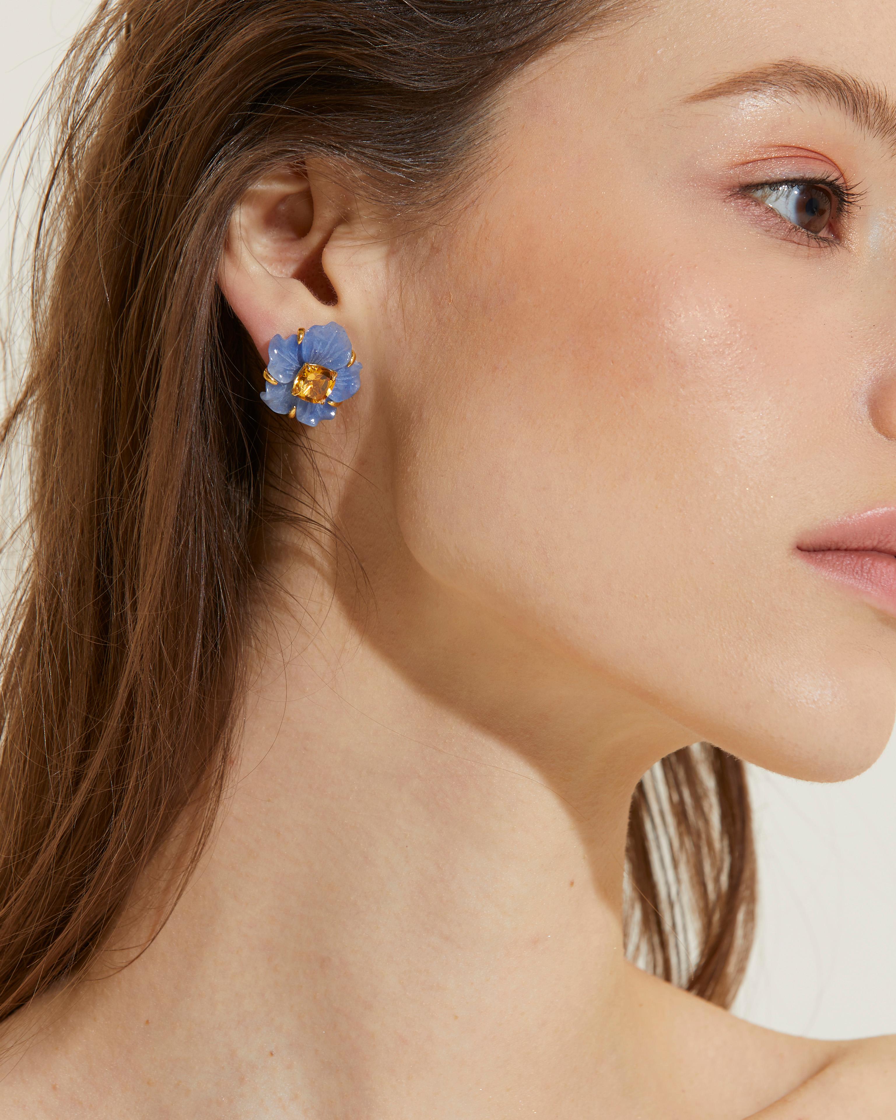 Elegant 24mm Carved Dumortierite Flower and Cushion Citrine Vermeil Earrings

This gorgeous pair of earrings features 25mm dumortierite carved into beautiful three dimension flower, adorned with cushion-cut Brazilian citrine (3 carat size) in the