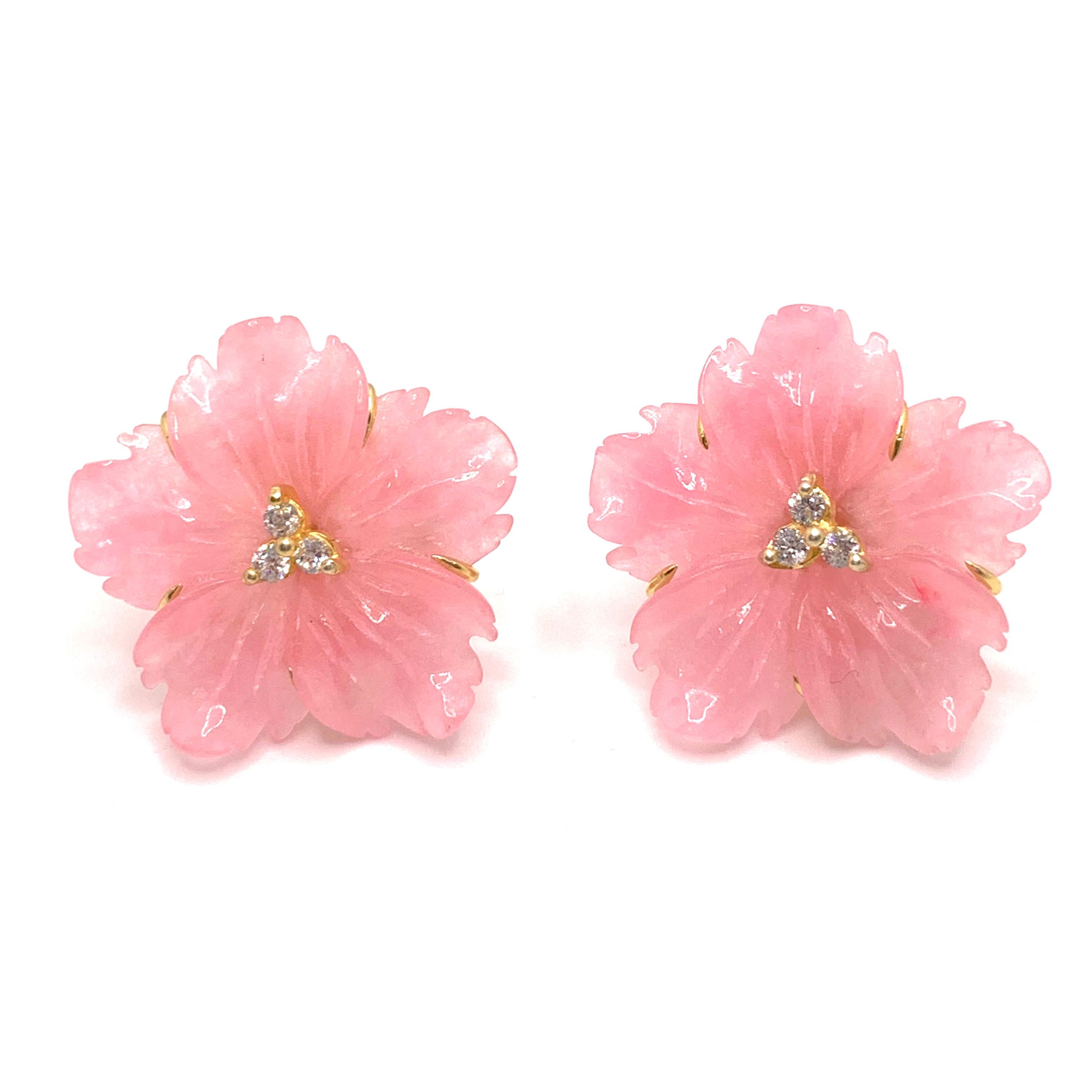 Elegant 24mm Carved Pink Quartzite Flower Vermeil Earrings

This gorgeous pair of earrings features 24mm pink quartzite carved into beautiful three dimension flower, adorned with round simulated diamonds in the center, handset in 18k yellow gold
