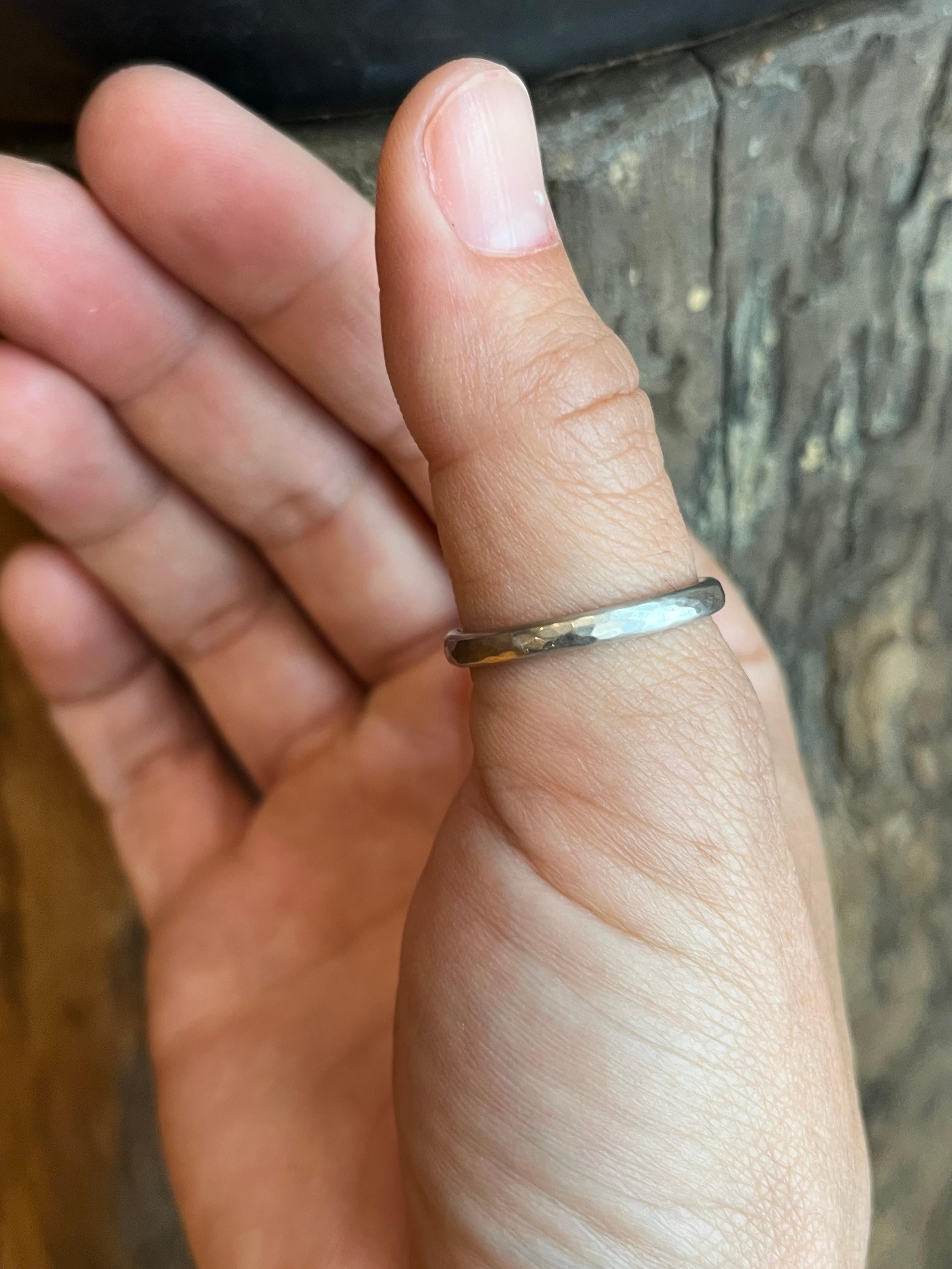 Fede nuziale in platino realizzata a mano da Bracken Jewellers a Santa Monica, California. Design comfort fit da 2,5 mm con la nostra caratteristica finitura opaca e morbida. Una fede in oro massiccio con bordi interni più arrotondati che la rendono