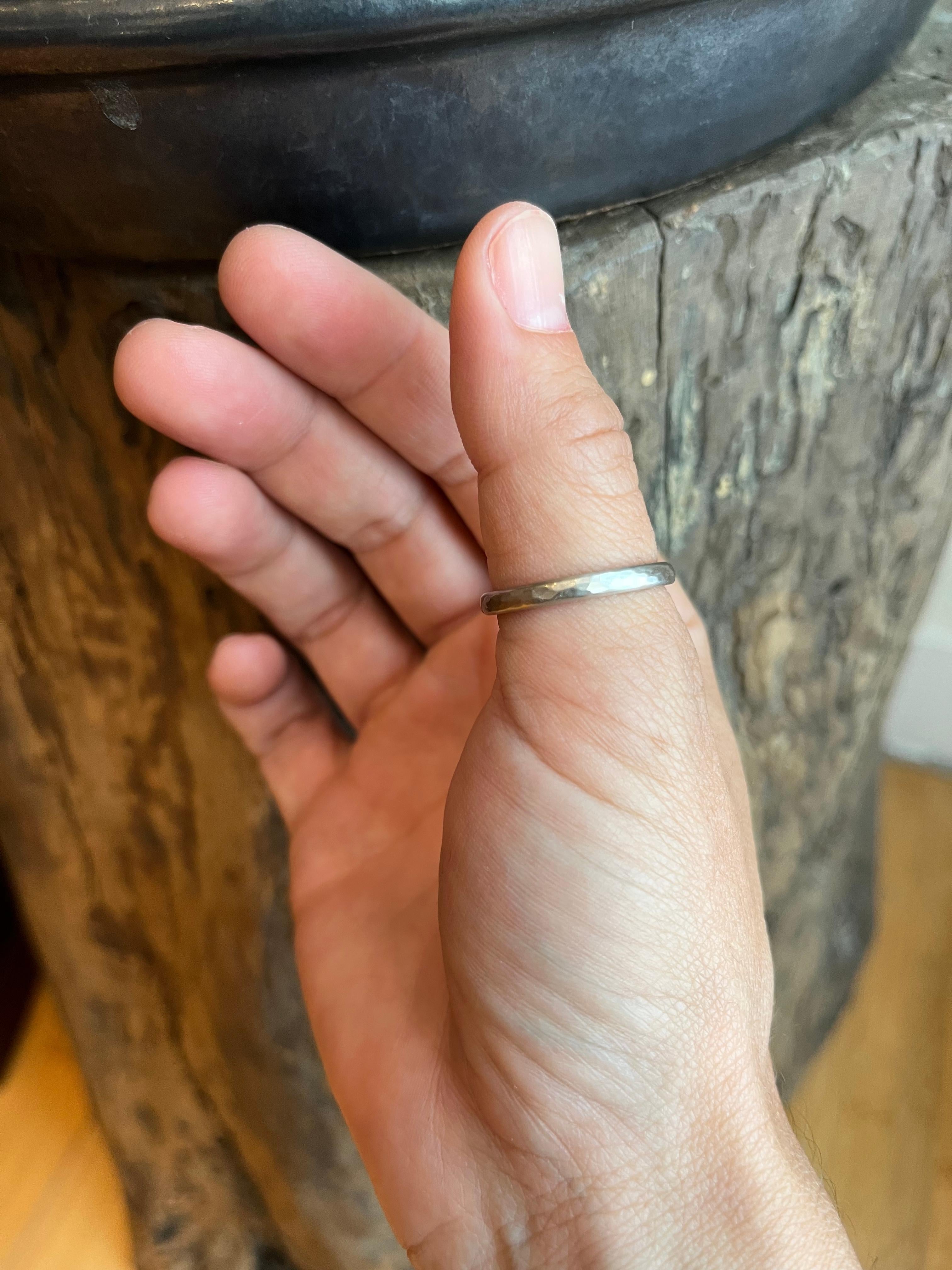 Fascia nuziale in platino da 2,5 mm Comfort Fit con finitura opaca martellata, realizzata a mano in vendita 3