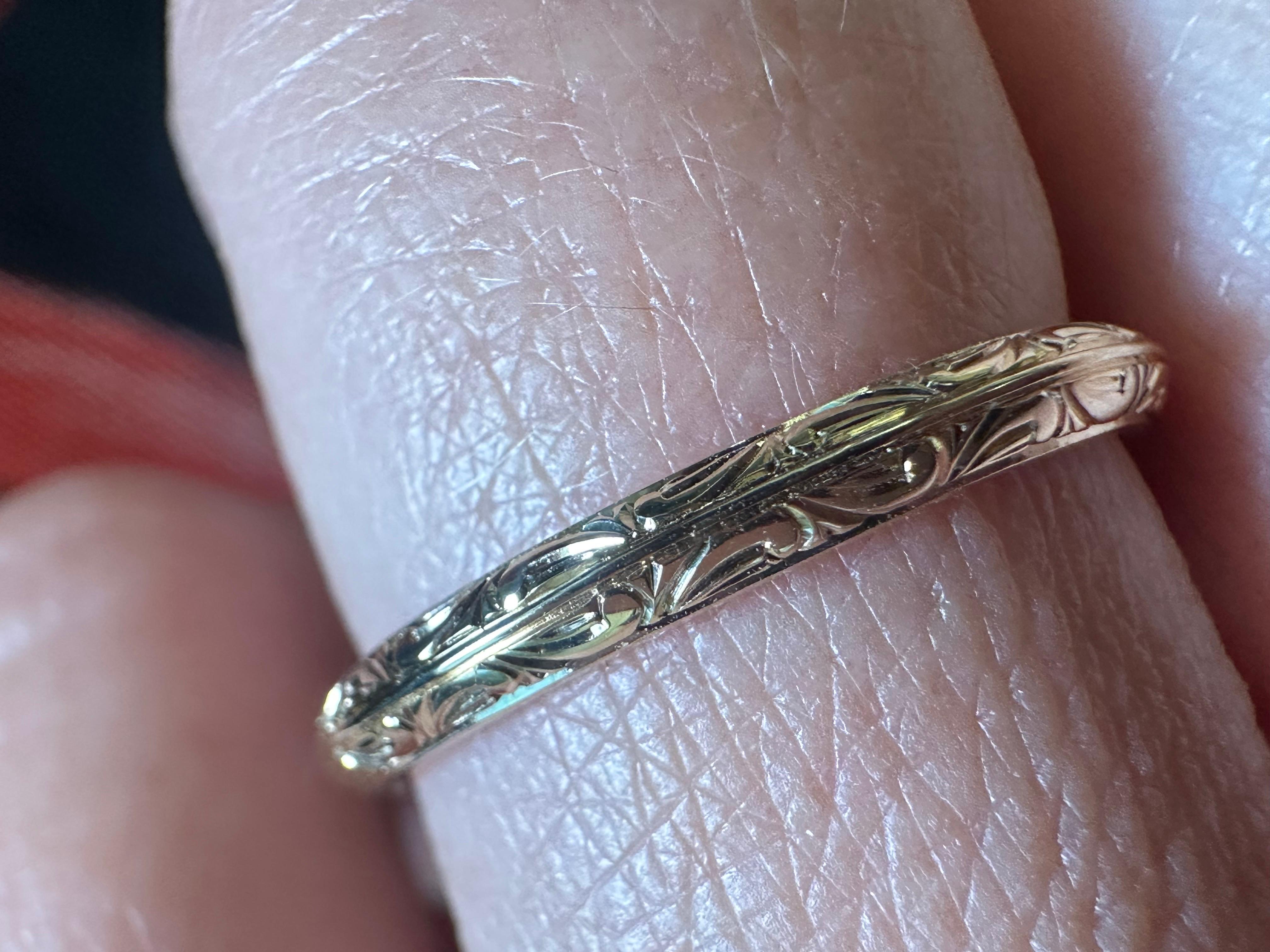Alliance gravée à la main de 2,5 mm en or jaune 18 carats RARE Neuf - En vente à Boca Raton, FL