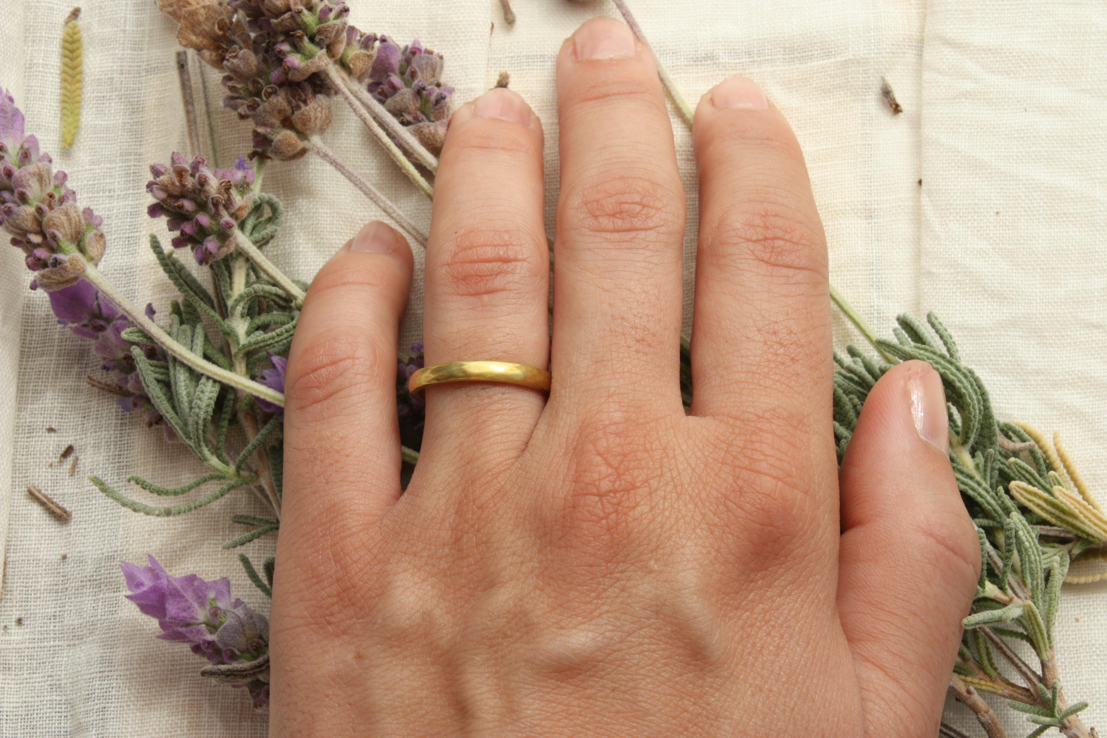 En vente :  Anneau de mariage étroit de 2,5 mm - Fabriqué à la main aux États-Unis, or californien 20K, martelé mat 2