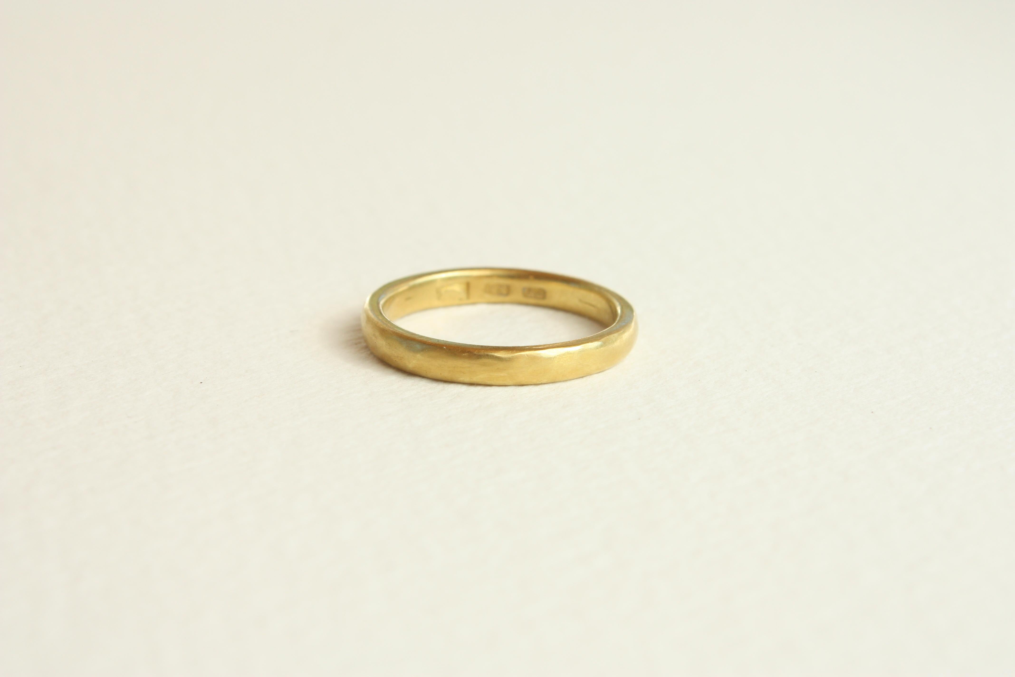 En vente :  Anneau de mariage étroit de 2,5 mm - Fabriqué à la main aux États-Unis, or californien 20K, martelé mat 6