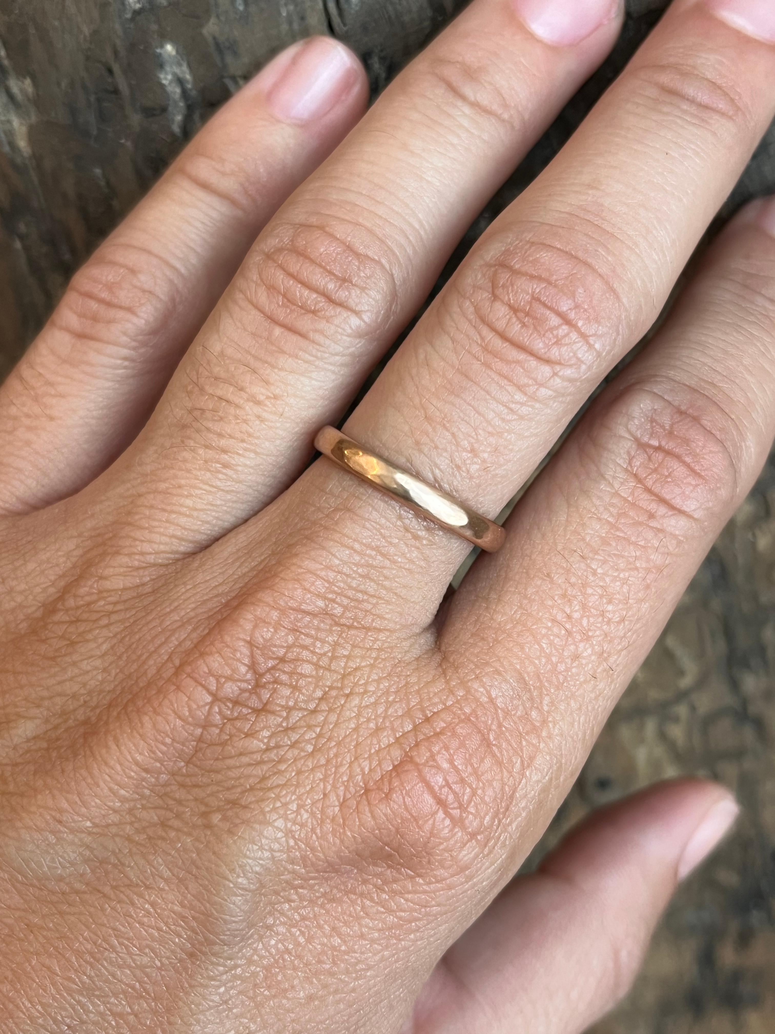 Fede nuziale in oro rosa 14K realizzata a mano da Bracken Jewellers a Santa Monica, California. Design comfort fit da 2,5 mm con la nostra caratteristica finitura opaca e morbida. Una fede in oro massiccio con bordi interni più arrotondati che la