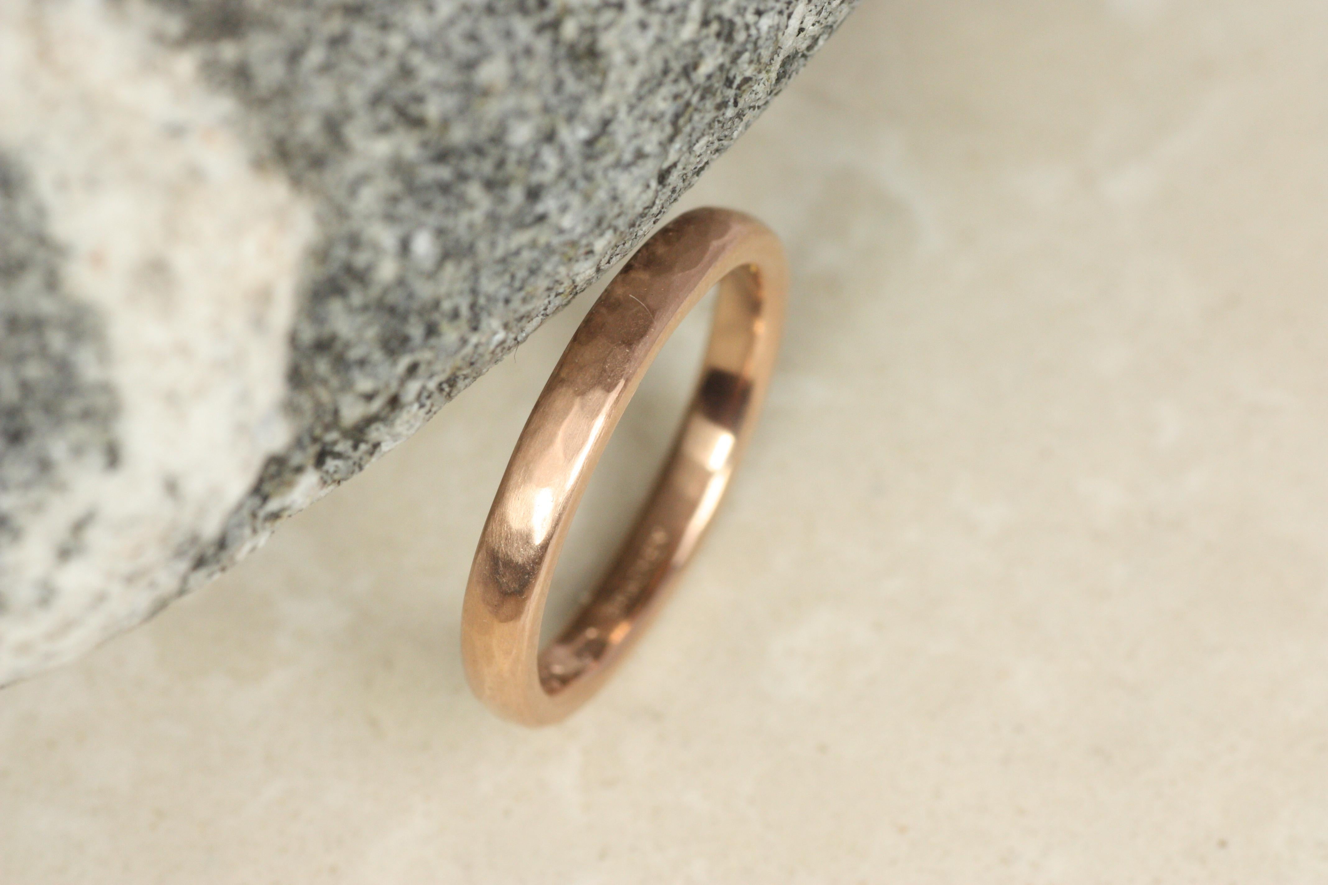 Fede nuziale in oro rosa da 2,5 mm con finitura opaca martellata, realizzata a mano In condizioni Nuovo in vendita a Santa Monica, CA