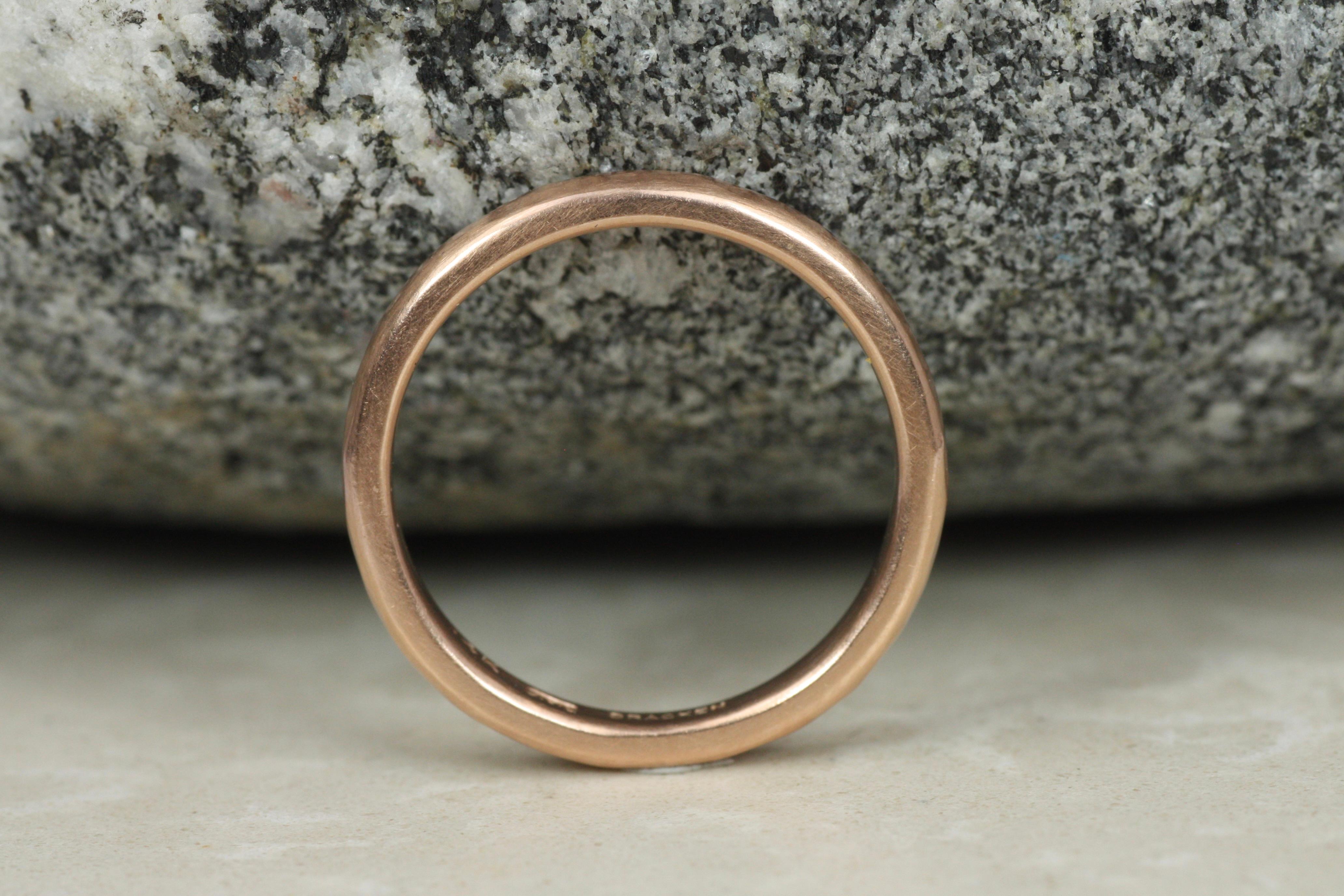 Fede nuziale in oro rosa da 2,5 mm con finitura opaca martellata, realizzata a mano in vendita 1