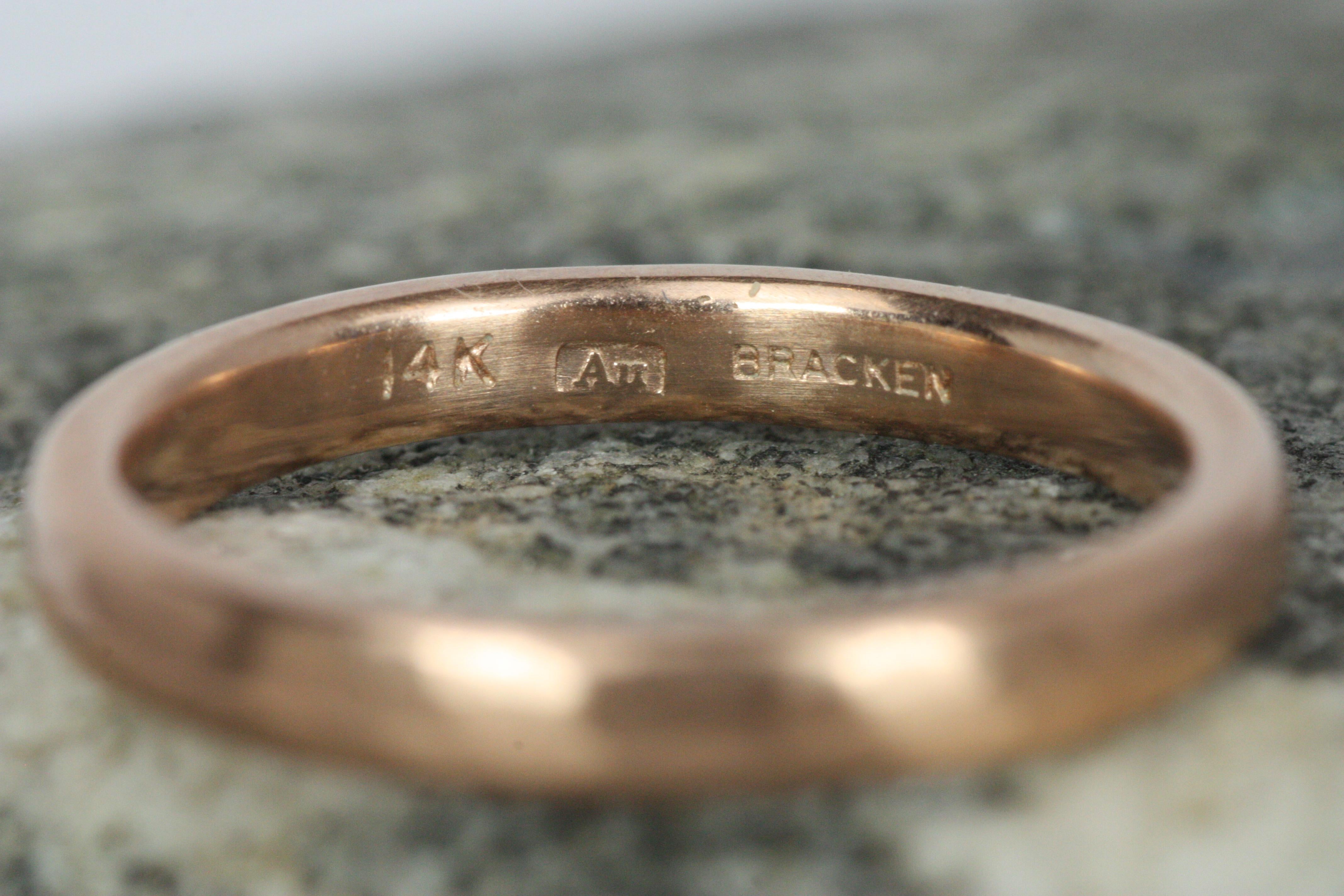 Fede nuziale in oro rosa da 2,5 mm con finitura opaca martellata, realizzata a mano in vendita 2