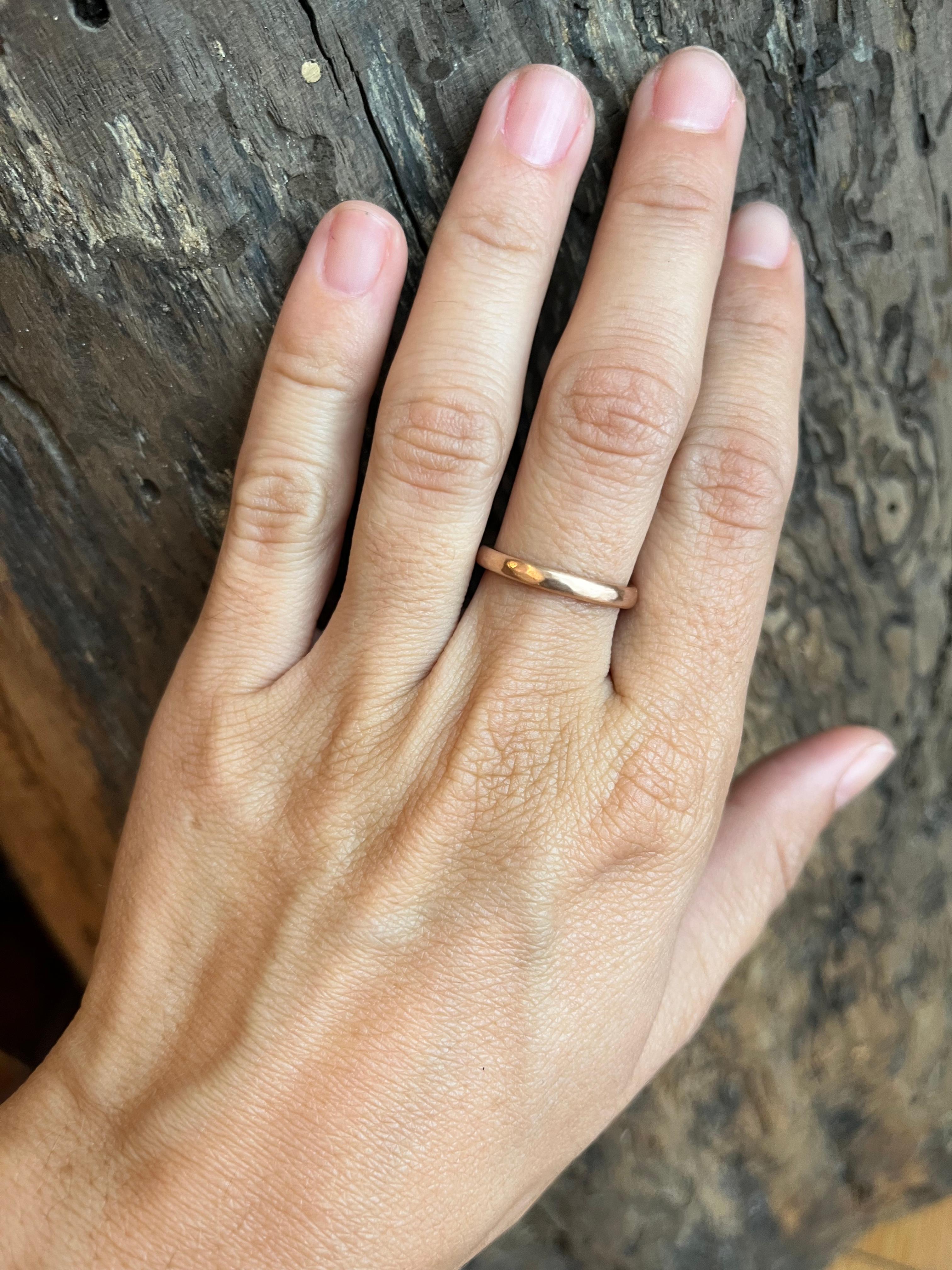 Fede nuziale in oro rosa da 2,5 mm con finitura opaca martellata, realizzata a mano in vendita 3