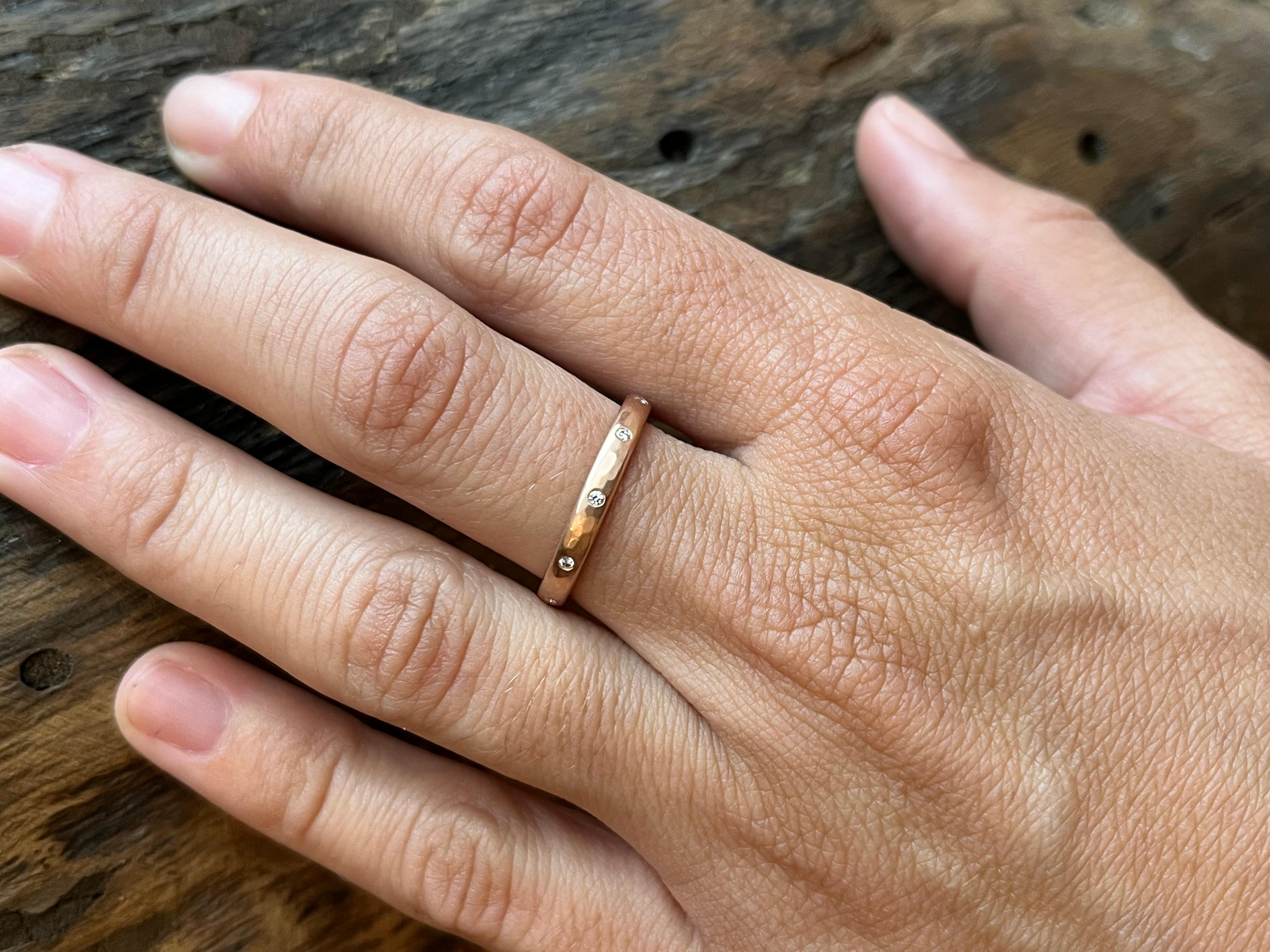 Fede nuziale per l'eternità in oro rosa 14K realizzata a mano da Bracken Jewellers a Santa Monica, California. Design comfort fit da 2,5 mm con la nostra caratteristica finitura opaca e morbida e 10 diamanti naturali rotondi (0,08cttw), incastonati