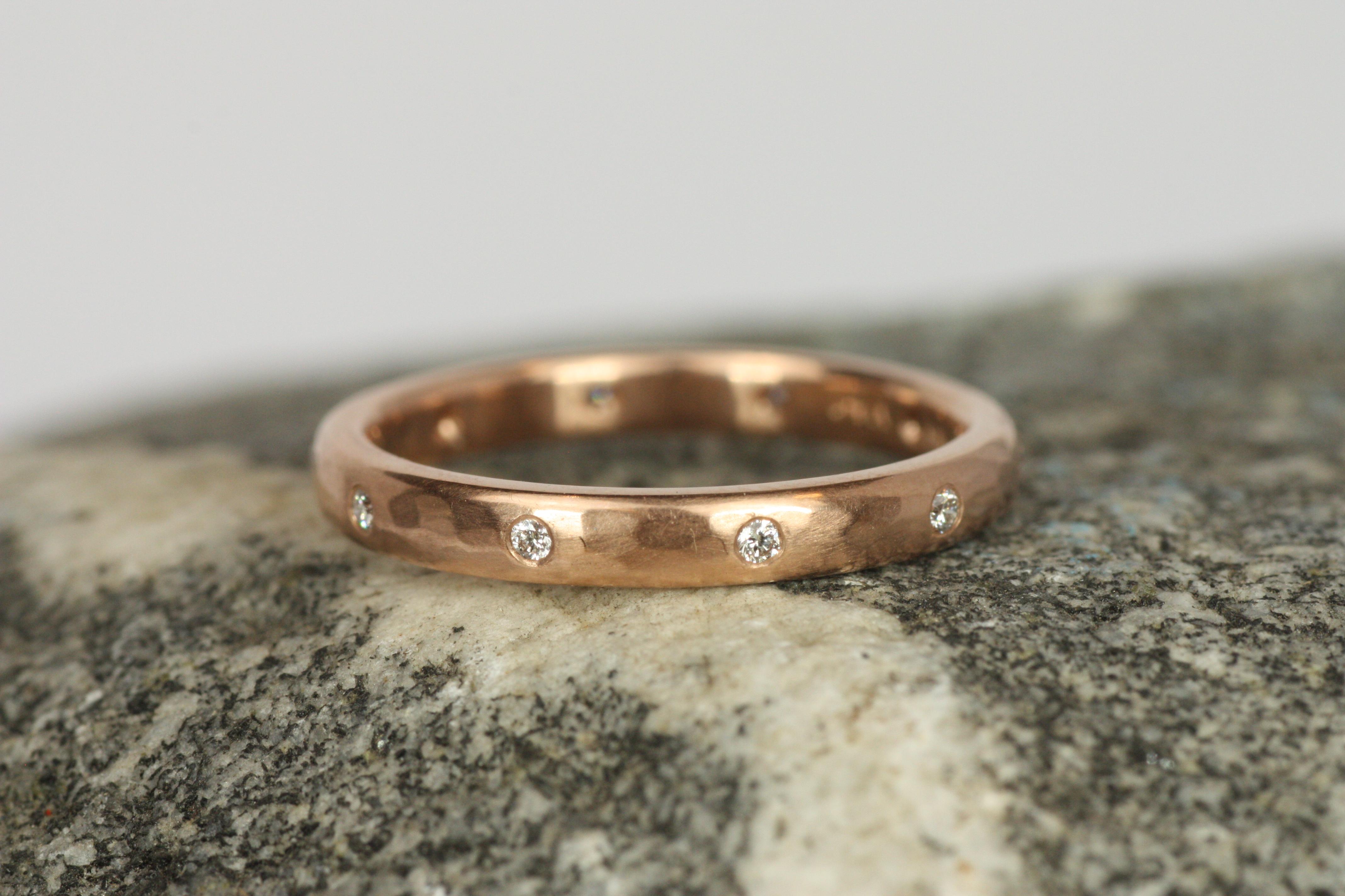 Artigiano Anello nuziale di eternità con diamante in oro rosa da 2,5 mm, martellato con finitura opaca, realizzato a mano in vendita