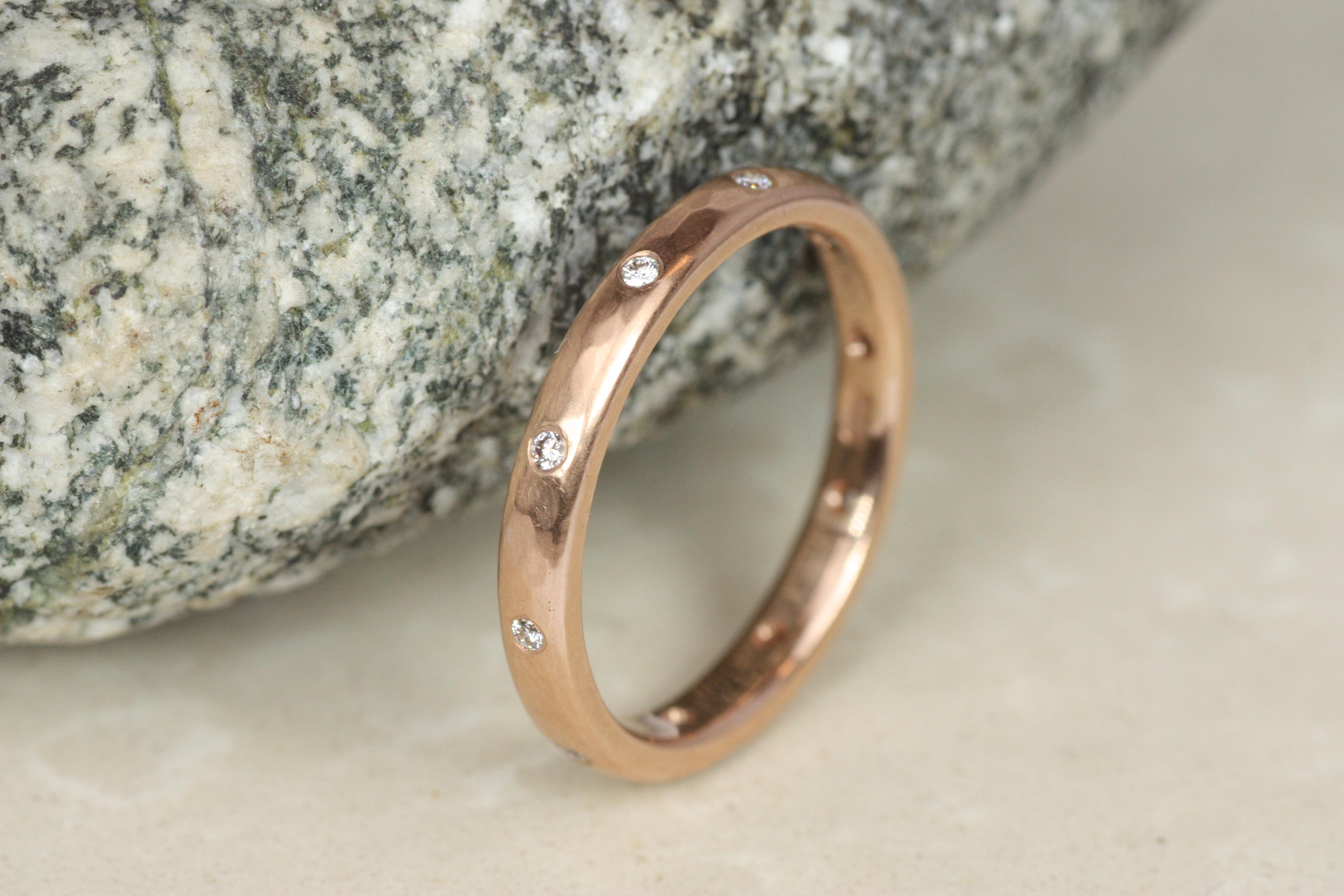 Taglio rotondo Anello nuziale di eternità con diamante in oro rosa da 2,5 mm, martellato con finitura opaca, realizzato a mano in vendita