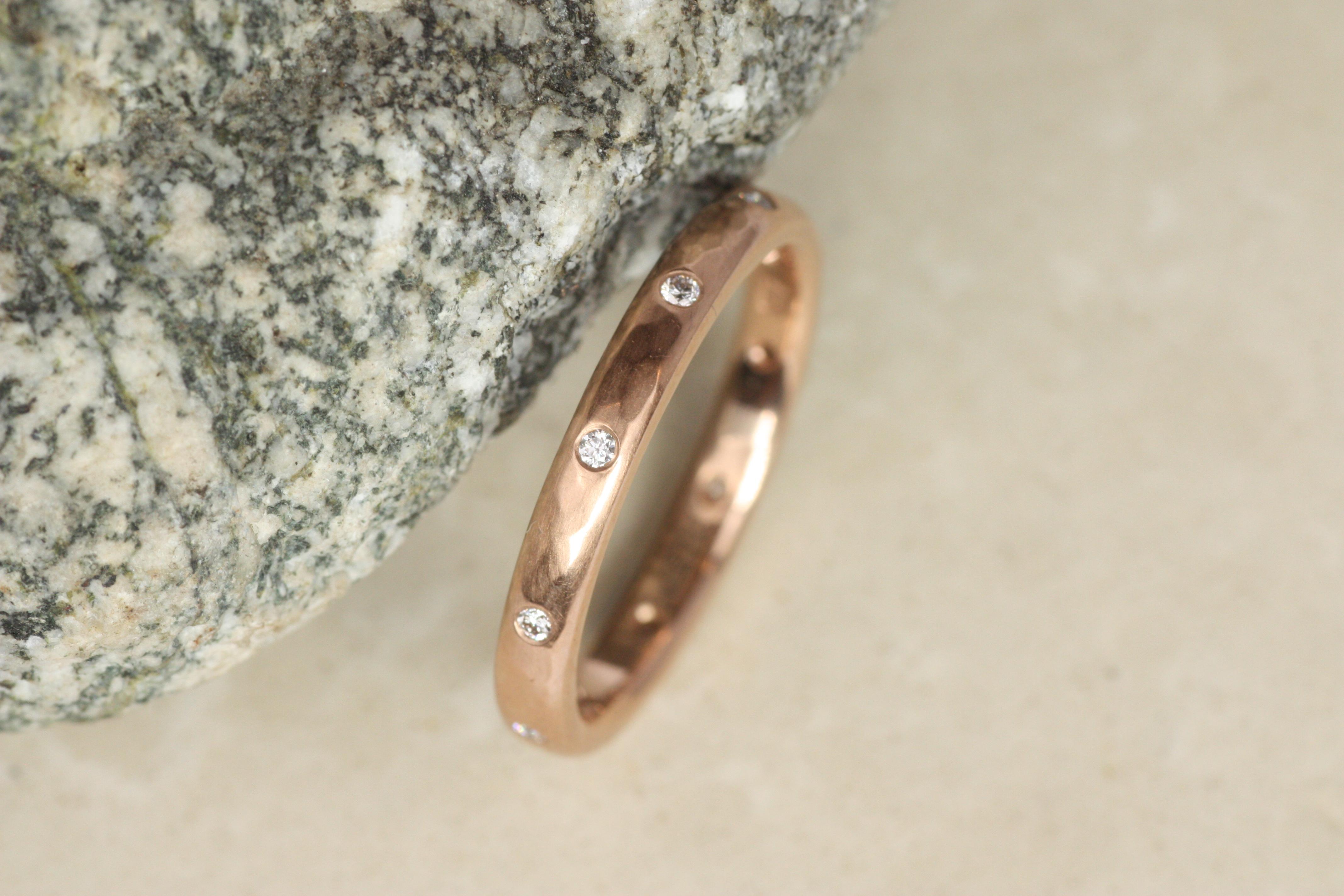 Anello nuziale di eternità con diamante in oro rosa da 2,5 mm, martellato con finitura opaca, realizzato a mano In condizioni Nuovo in vendita a Santa Monica, CA