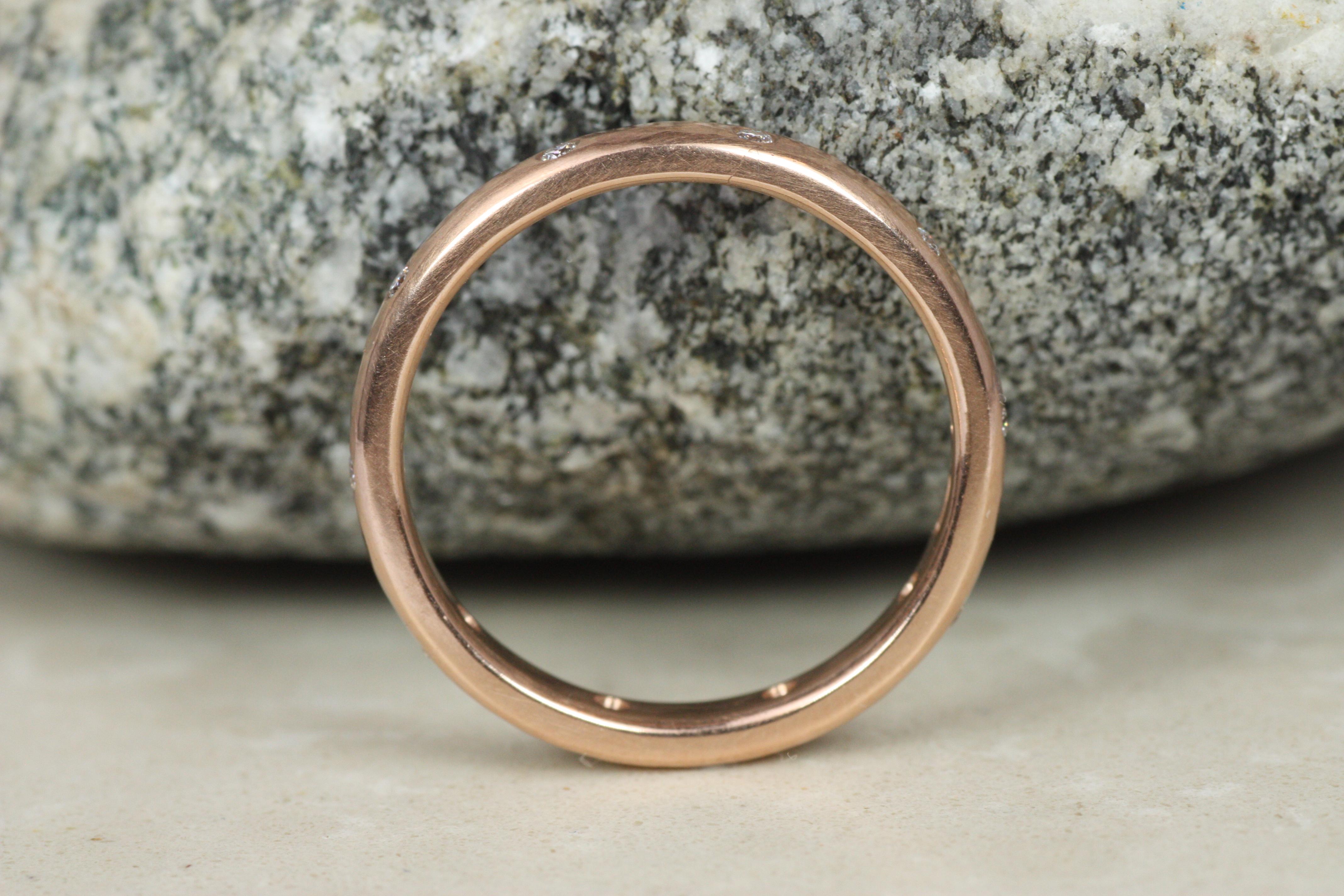 da uomo o donna Anello nuziale di eternità con diamante in oro rosa da 2,5 mm, martellato con finitura opaca, realizzato a mano in vendita