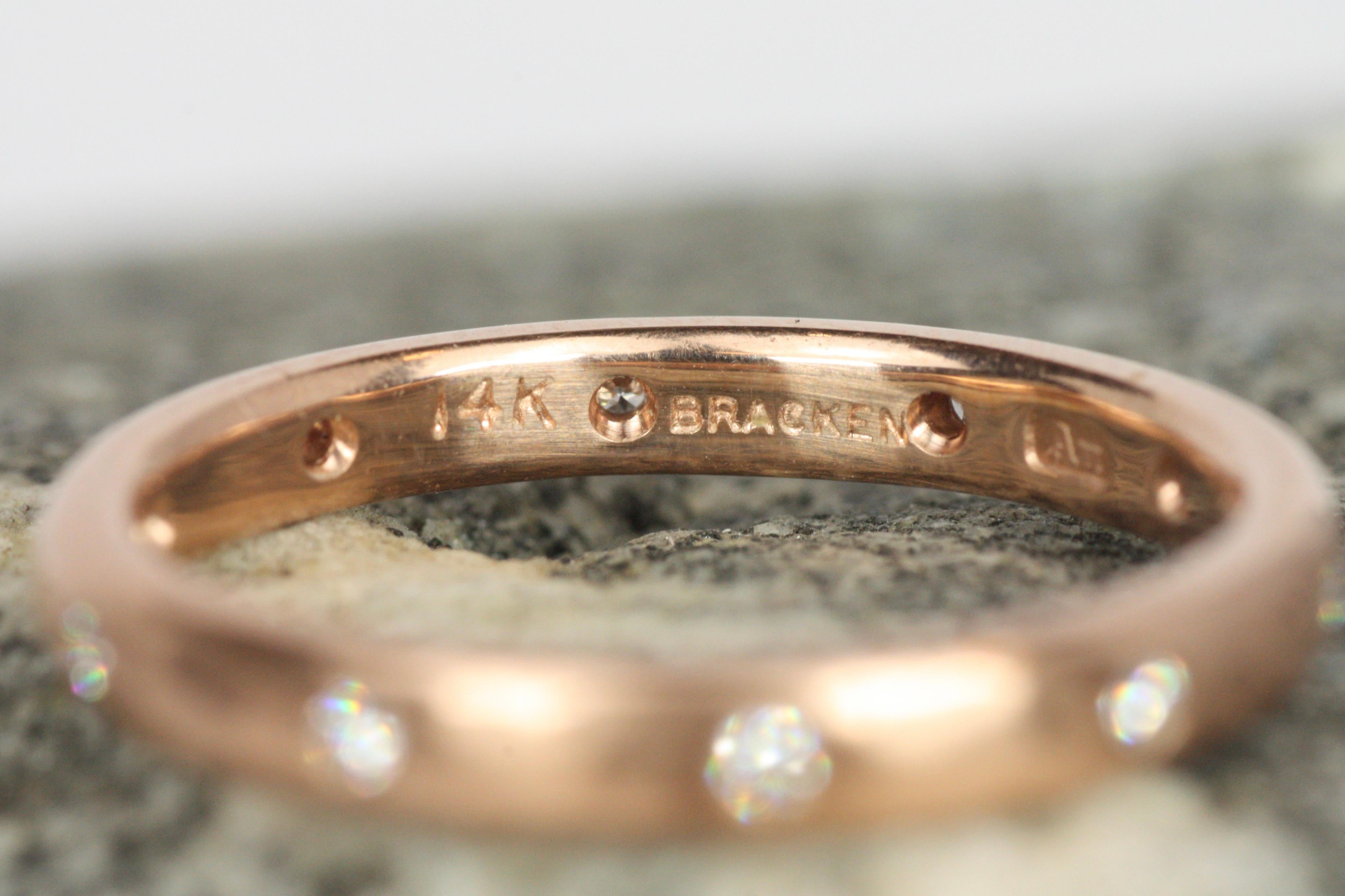 Anello nuziale di eternità con diamante in oro rosa da 2,5 mm, martellato con finitura opaca, realizzato a mano in vendita 1